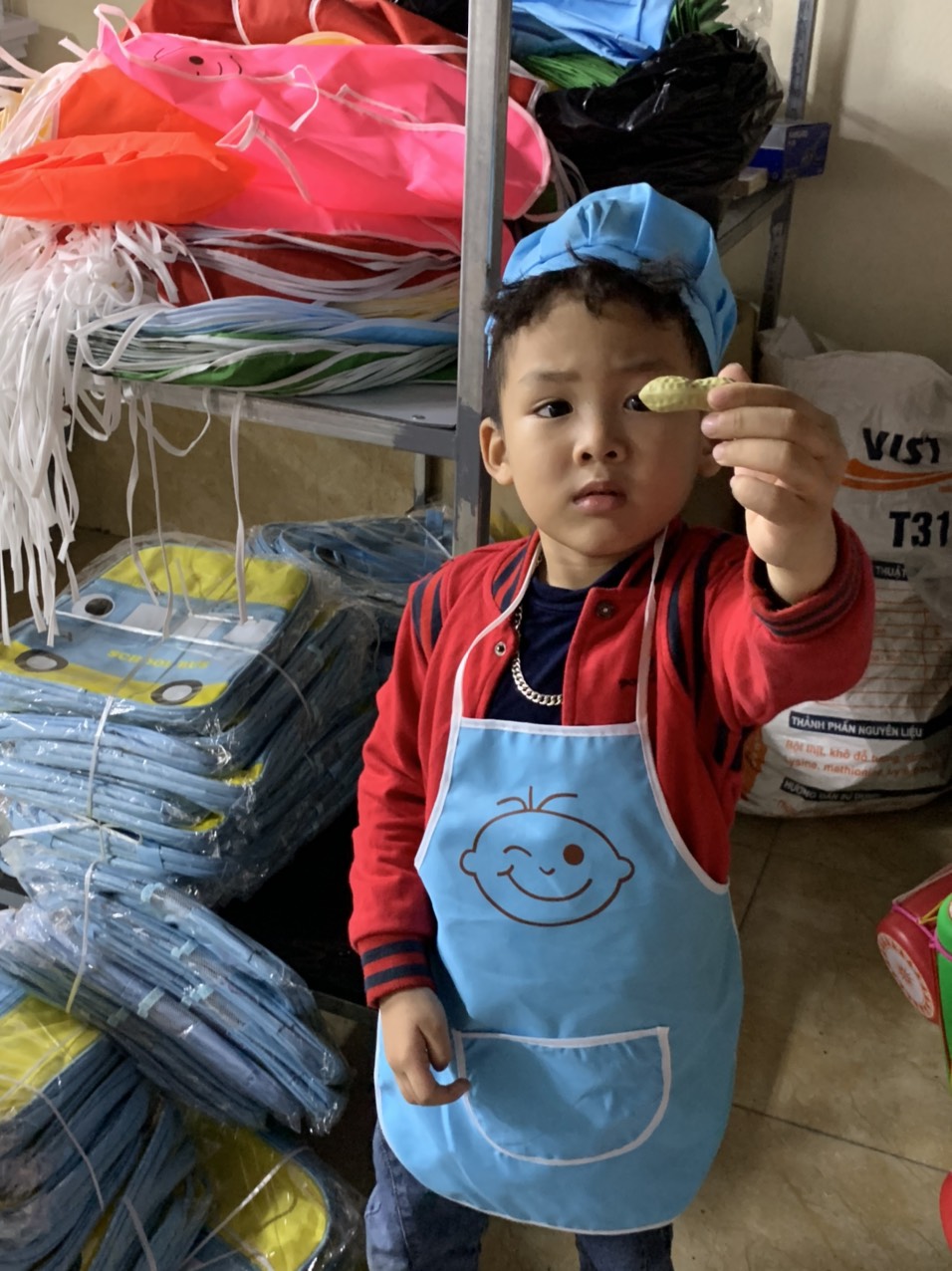 Bộ tạp dề và mũ cho bé và cô giáo mầm non loại đẹp có in hình ĐƯỢC CHỌN MÀU