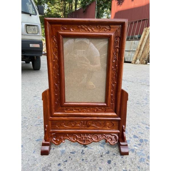 Khung ảnh thờ đục triện gỗ hương kích thước ảnh 20*30 cm.