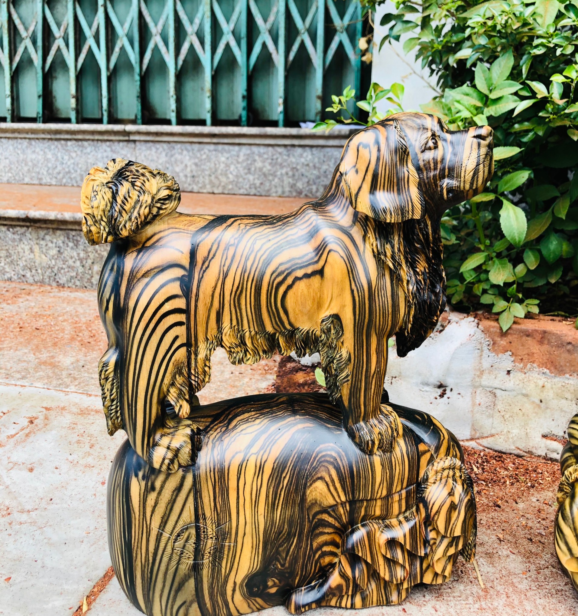 Tượng con chó phong thủy tài lộc bằng gỗ mun hoa đẹp long lanh kt cao 38×32×15cm chưa kệ chân kỷ