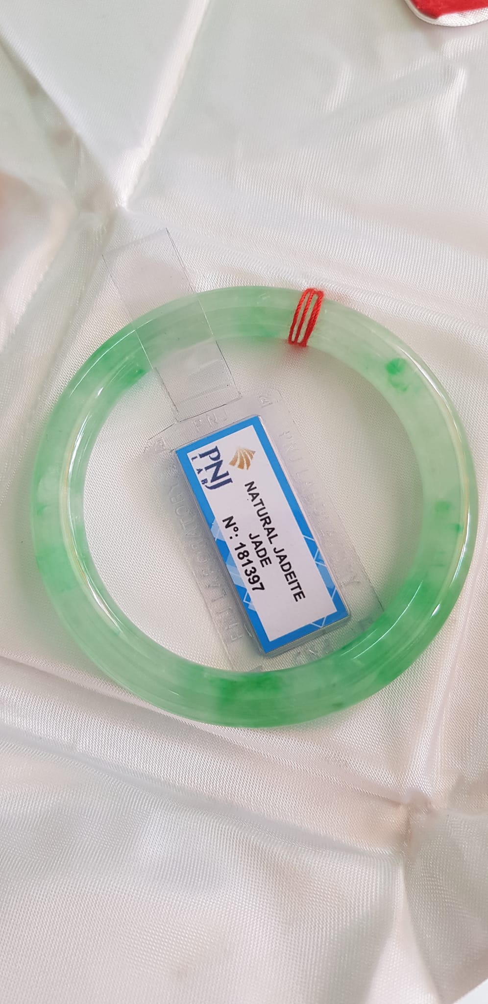 Vòng Cẩm Thạch tự nhiên T Lý Rơi Sao 52mm x cọng 8mm Vòng kiểm định Natural Jadeite Jade P No 181397 màu Xanh ngọc nhẹ trắng điểm xanh lý trong bóng đều đẹp sang lắm luôn nữ 50kg - 55kg đeo ạ