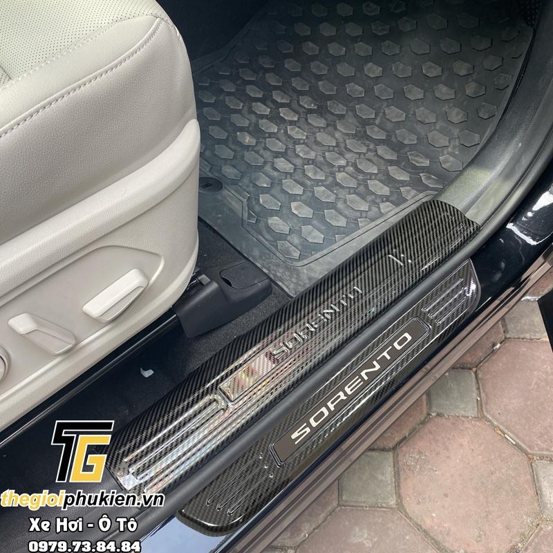 Bộ sản phẩm ỐP BẬC CỐP VÀ BẬC CỬA vân Carbon xe  Kia Sorento 2021