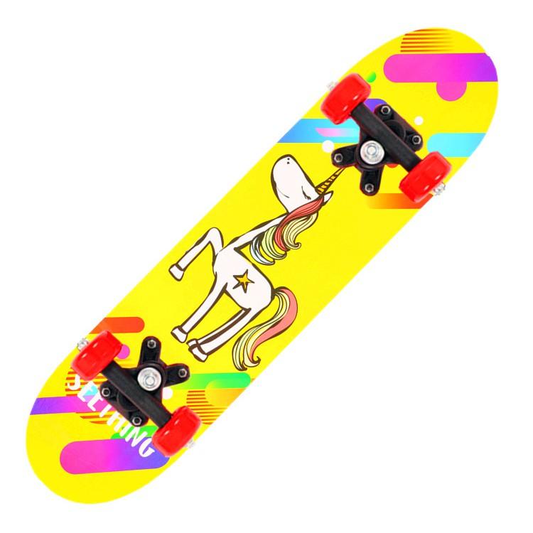 Ván trượt trẻ em Skateboard cao cấp làm từ gỗ ép 8 lớp, bánh xe PU chất lượng cao, in hình đang yêu giành cho bé