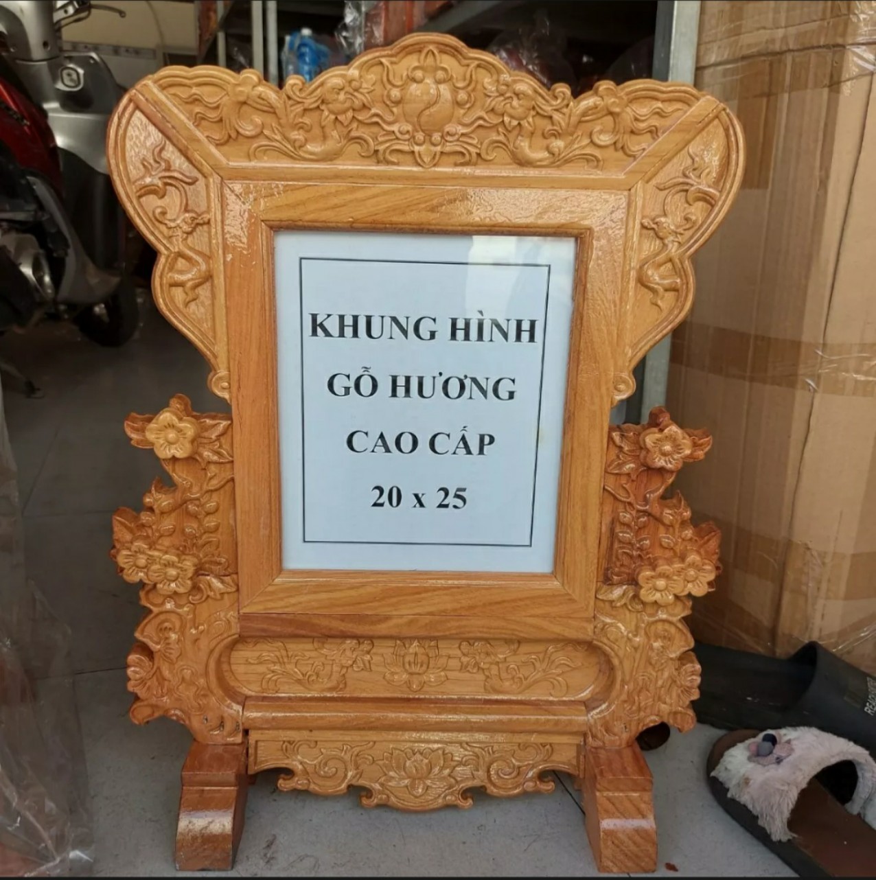 Khung ảnh thờ.khung hình thờ gỗ gõ chạm khắc hoa mai 25 X 35 CM