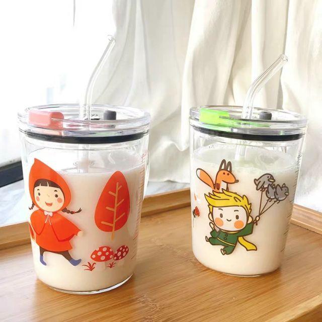 Cốc Pha Sữa Thủy Tinh Chịu Nhiệt Có Chia Vạch Tiện Có Nắp Và Ống Hút Lợi Cho Trẻ Nhỏ