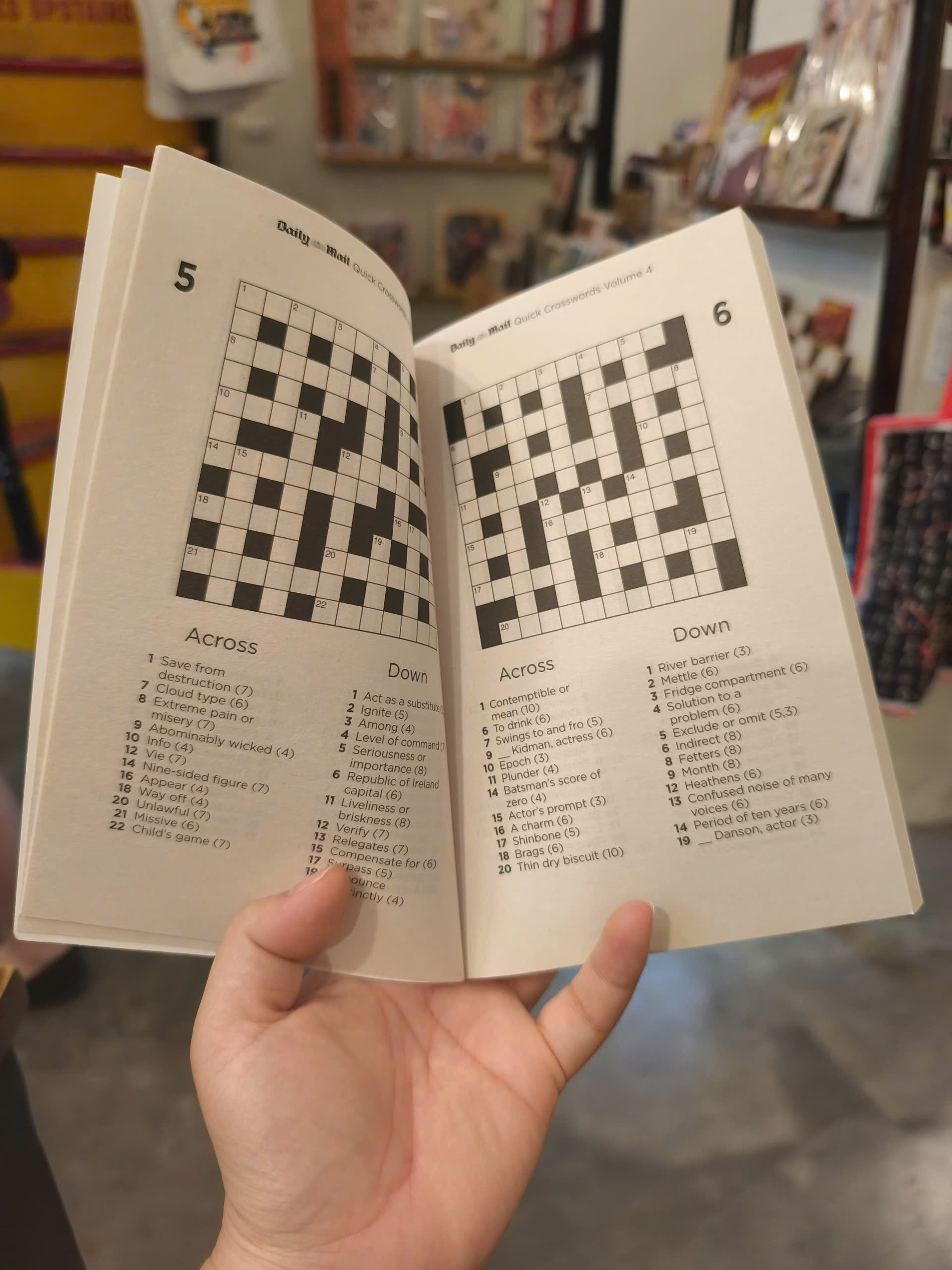 Sách - Quick Crosswords 4 | Games / Ngoại văn Nhập khẩu UK / Trò chơi ô chữ giải trí