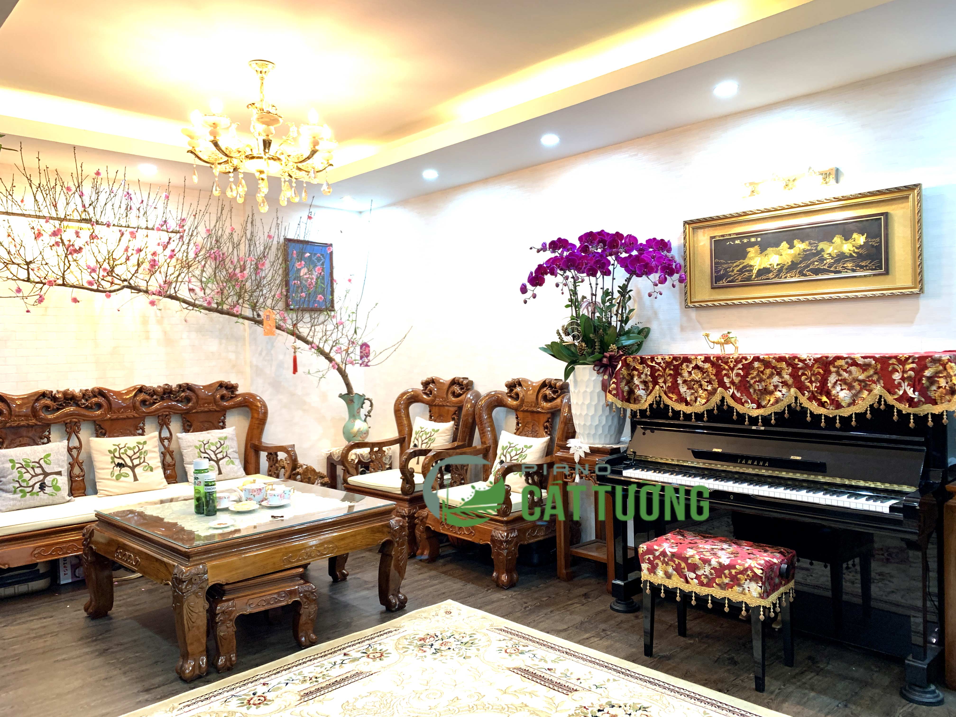 Khăn phủ đàn PIANO CÁT TƯỜNG,TK6, màu đỏ QUYẾN RŨ style HOÀNG GIA cao cấp, vừa trang trí vùa giúp bảo vệ đàn tối đa khỏi bụi bẩn x 1 bộ gồm khăn phủ nóc đàn và khăn phủ ghế đàn piano♫