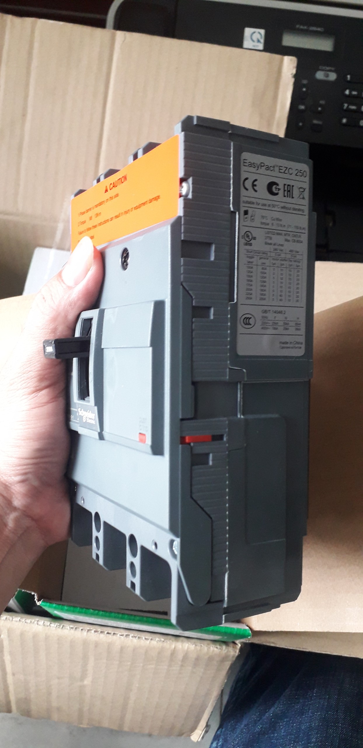 Cầu dao EZC250F3250 dạng khối Schneider 400/415V 3P 250A Icu 18kA Chính hãng