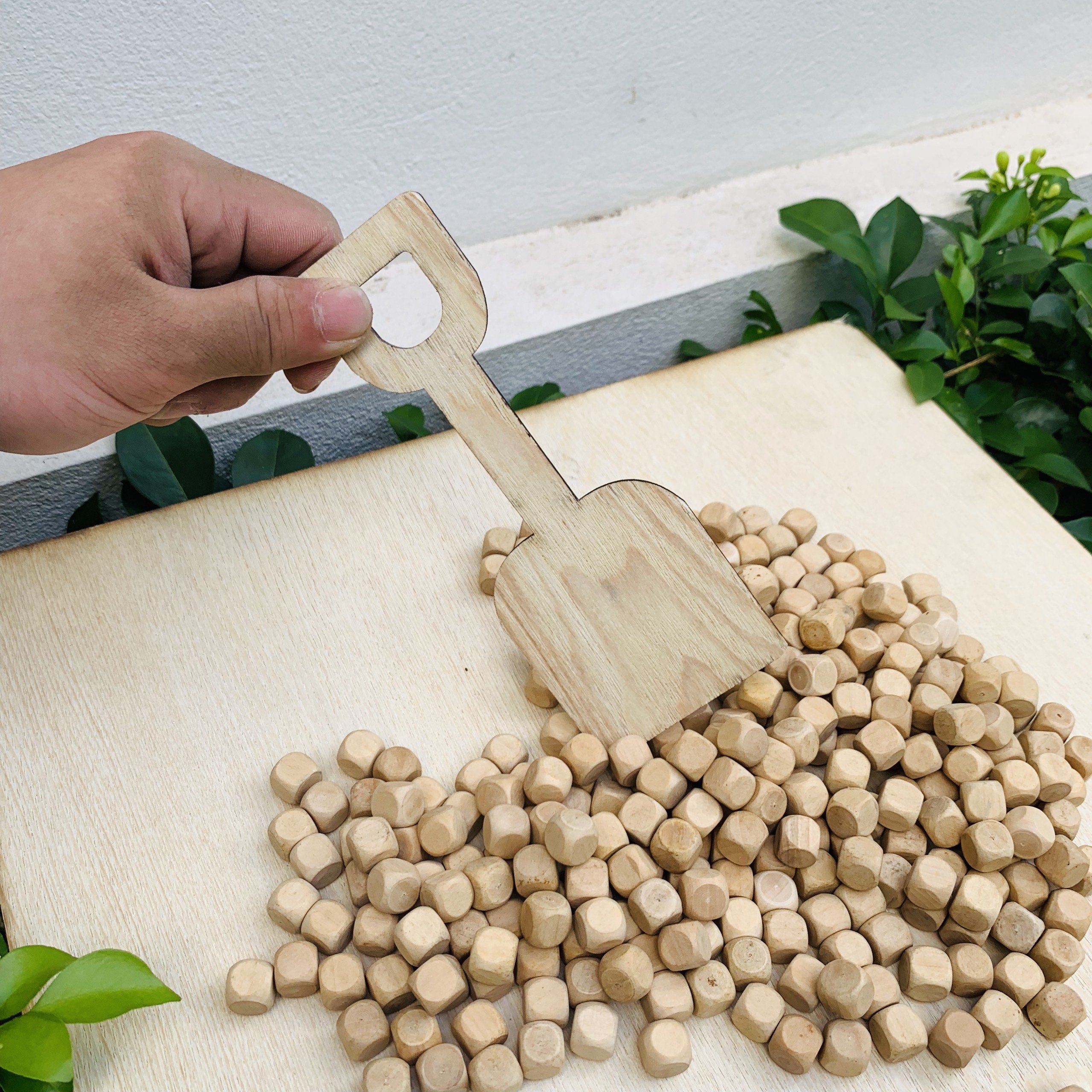 Hạt Gỗ Xúc Cát Đồ Chơi Cho Bé Thỏa Sức Vui Đùa Với Chất Liệu Tự Nhiên, An Toàn Tặng Kèm 1 Xẻng Xúc Gỗ ( 1kg hạt gỗ)