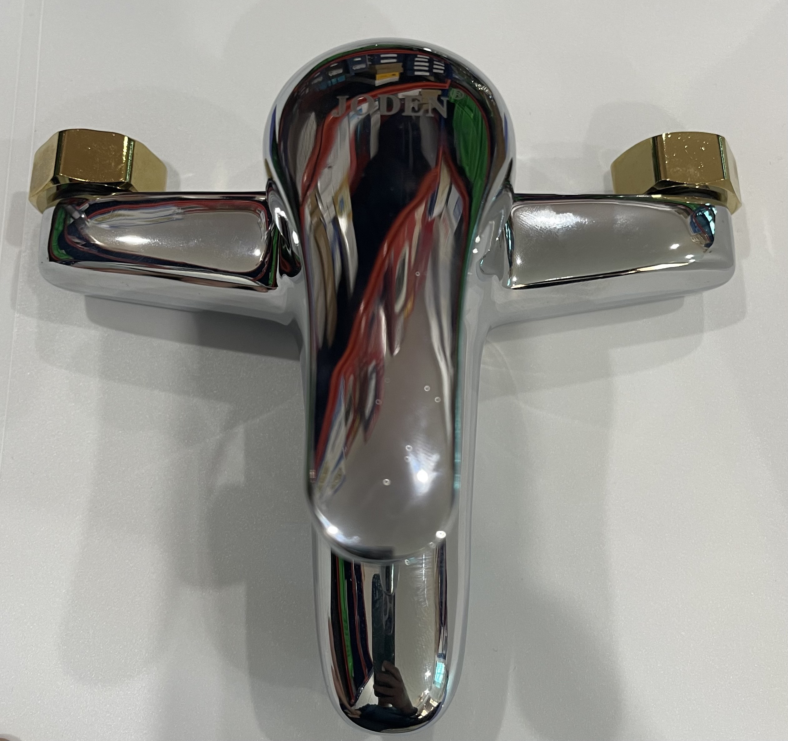 Sen liền tường, nóng lạnh. Vật liệu bằng hợp kim đồng, hợp kim kẽm mạ chrome bóng. Đẹp, dễ vệ sinh lau chùi. Phù hợp lắp đặt nhà tắm, các nơi công cộng.