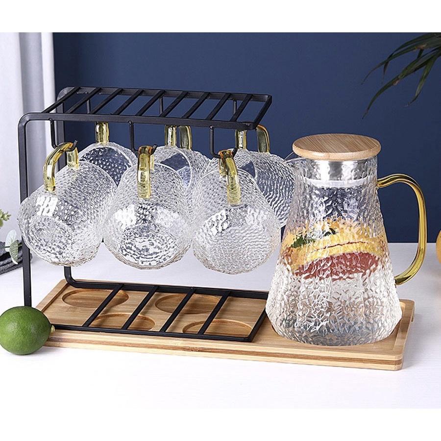 COMBO BỘ BÌNH UỐNG NƯỚC 6 CỐC THỦY TINH CAO CẤP CHỊU NHIỆT LÊN TỚI 400 ĐỘ C KÈM KHAY VÀ GIÁ TREO CỐC