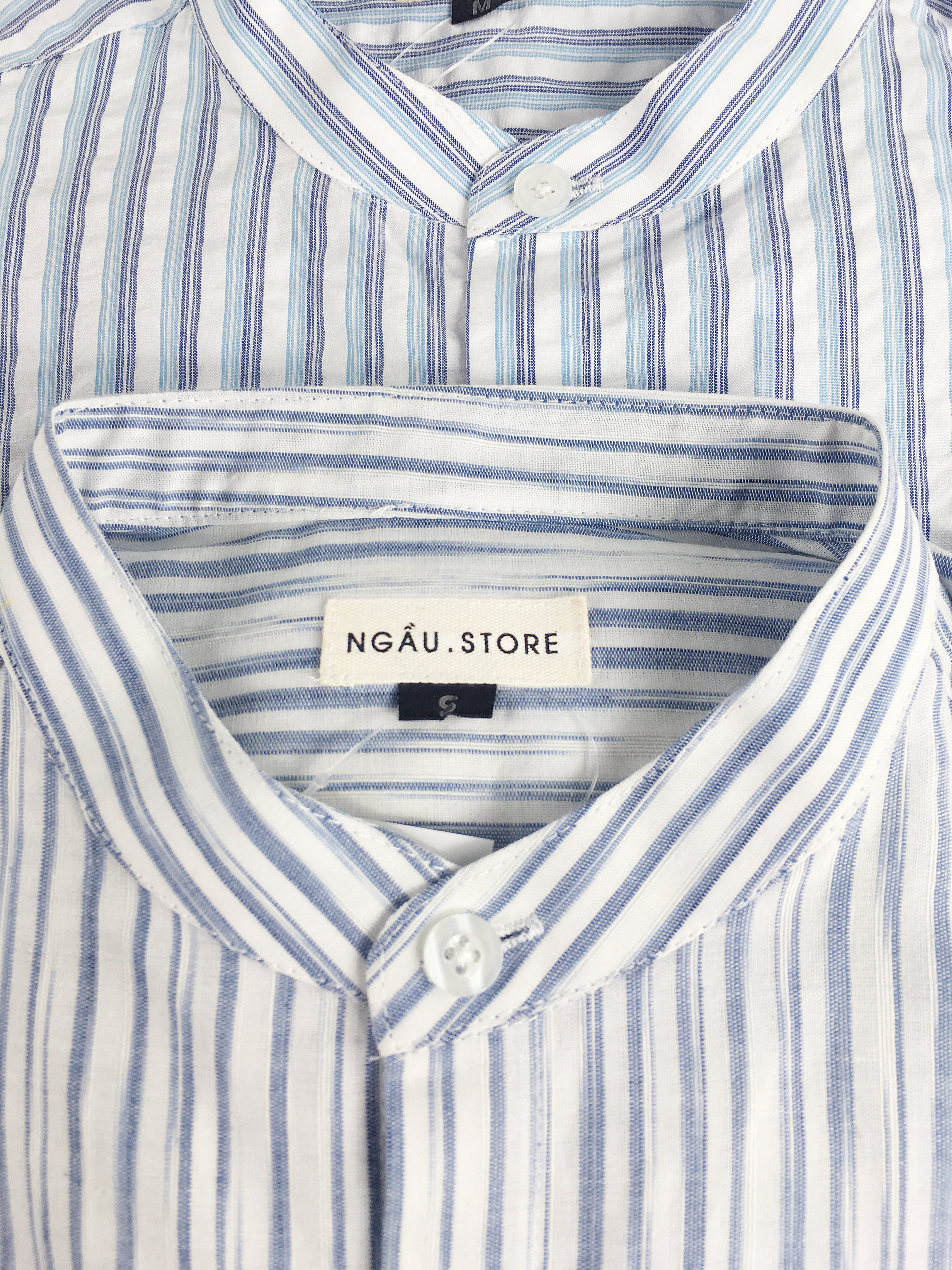 Áo sơ mi nam dài tay, cổ trụ, cổ tàu phóng khoáng, chất liệu cotton 100%, cotton xốp có độ sóng nhẹ trên mặt vải lạ mắt, kiểu dáng slim gọn gàng, trẻ trung, màu sắc nhã nhặn