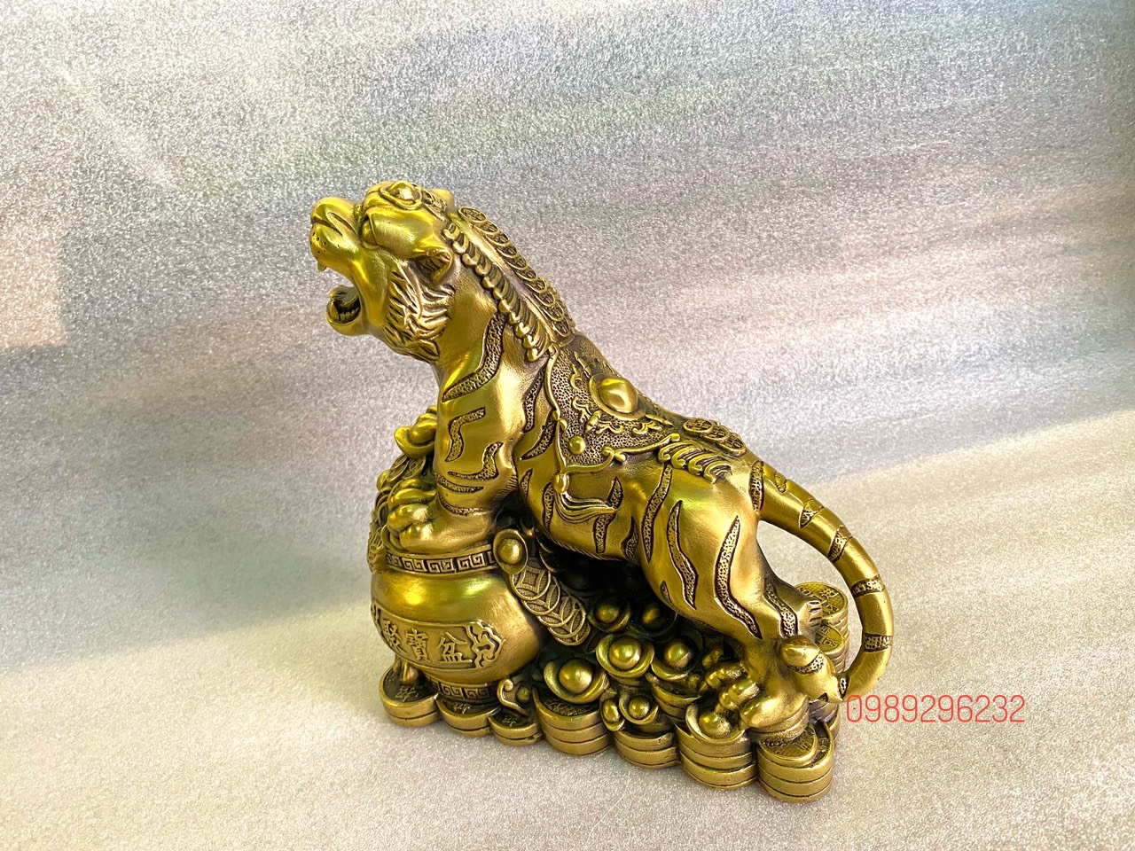 Tượng Hổ Sơn Lâm Phú Quý Đế Tiền Đứng Trên Hũ Vàng Bằng Đồng cỡ lớn - Tượng Hổ phong thủy