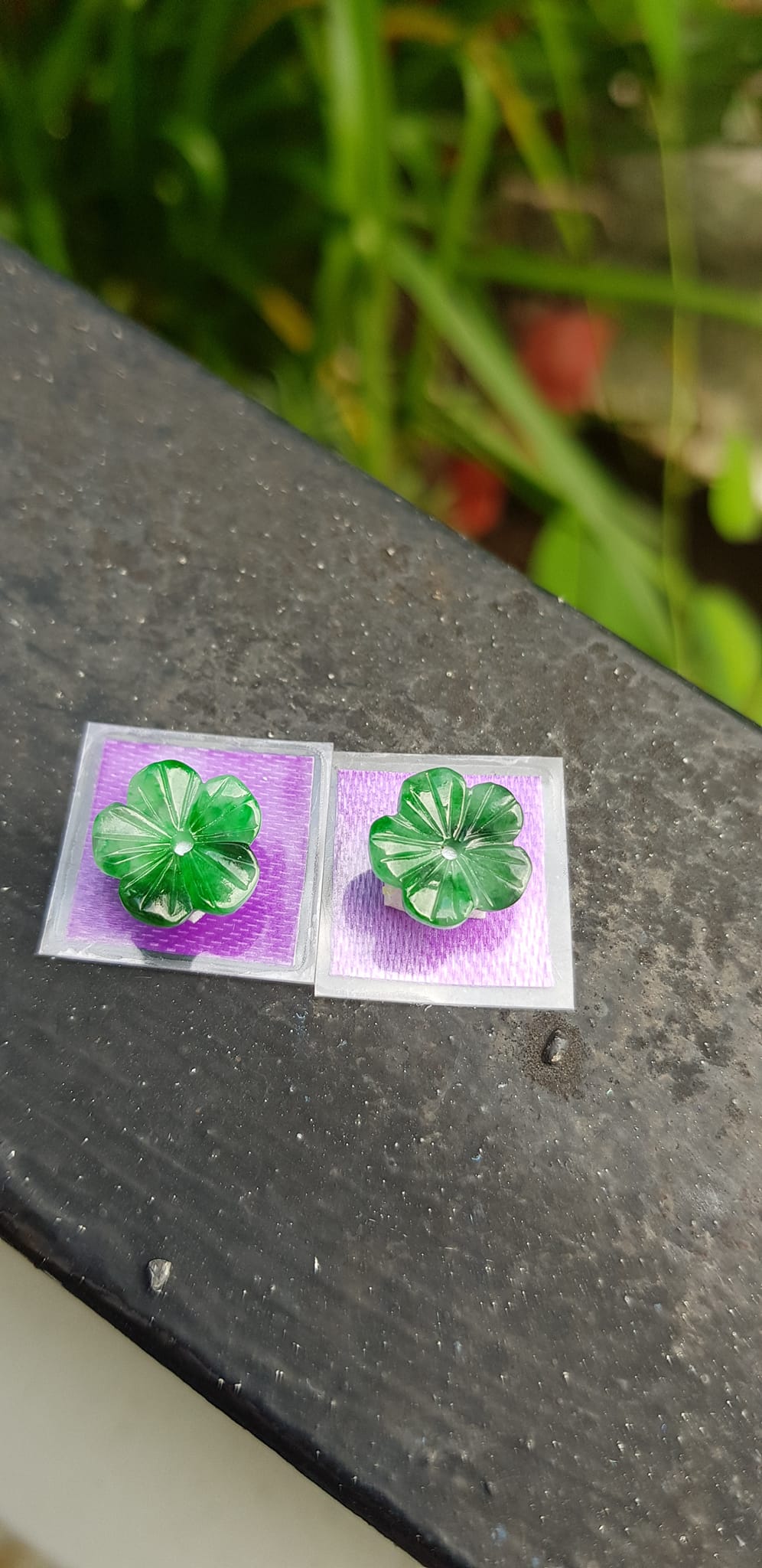 Đôi bông tai hoa mai đẹp đk 10mm x dầy 2mm đá cẩm thạch xanh tự nhiên lý sơn thủy trắng nhẹ các Chị em về bọc vàng lên đeo đẹp sang tai lắm nhé