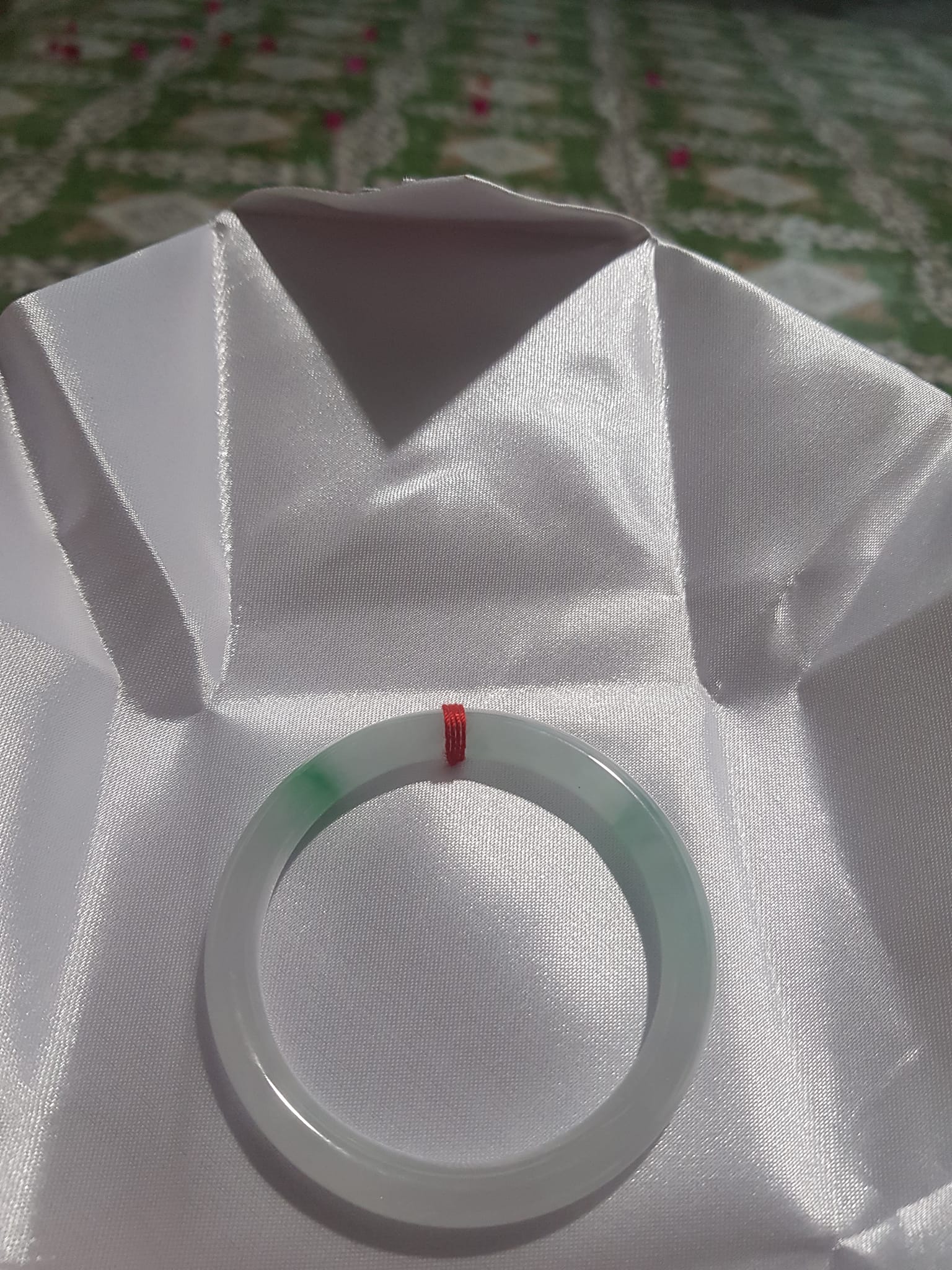 Vòng cẩm thạch tự nhiên Lý A 51mm x 7mm Màu Trắng Bóng 2 điểm xanh lý nhẹ đẹp sang Nữ Mệnh Kim mệnh Thủy 50kg - 57kg ạ