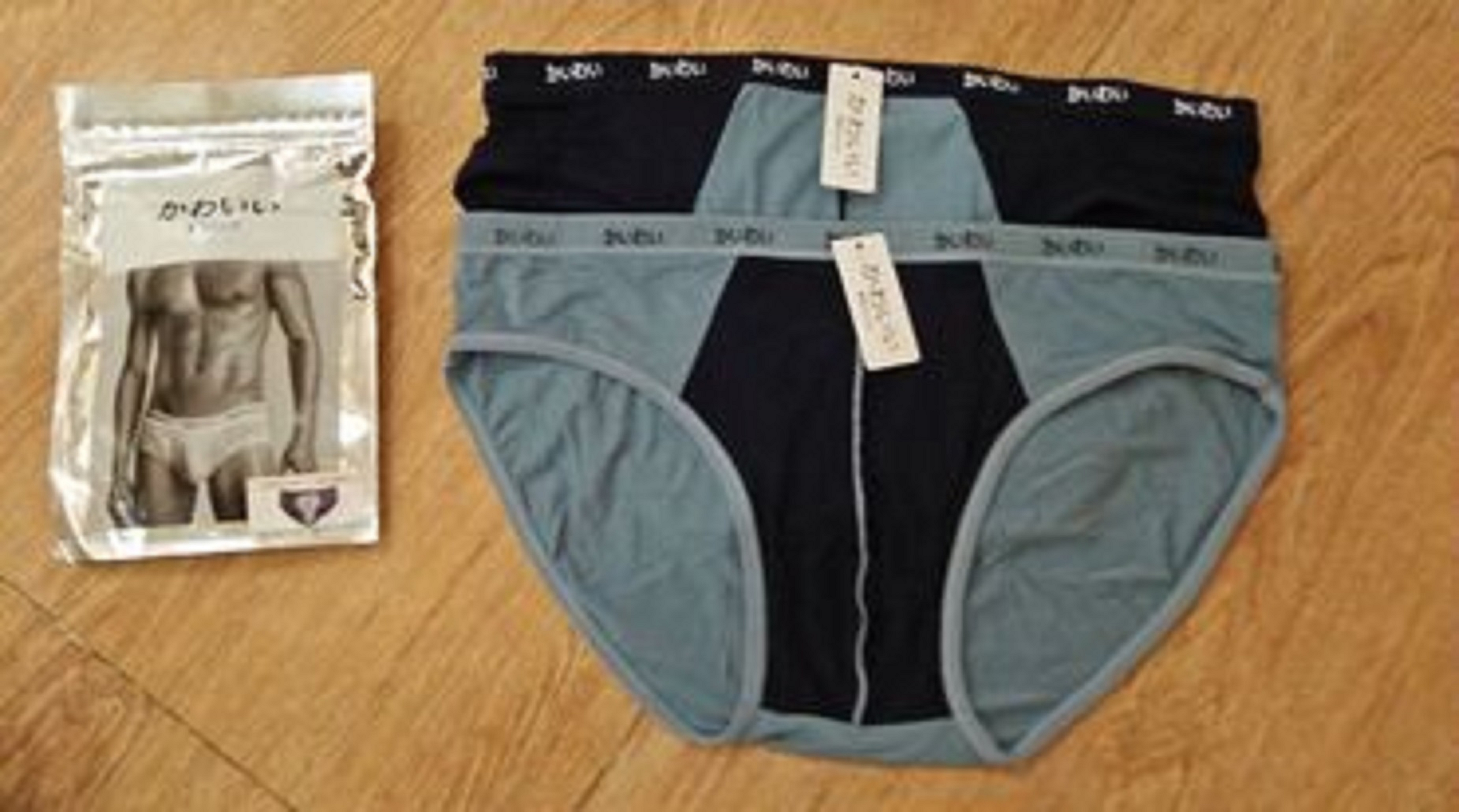 Com bo 2 quần sịp tam giác nam trong túi zip bạc.