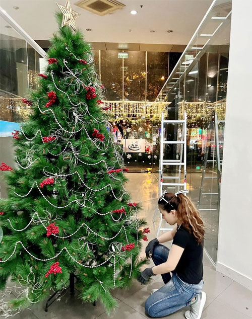Cây thông noel cước đầu vàng gắn trái đỏ 2m1 - Mẫu cây như thật