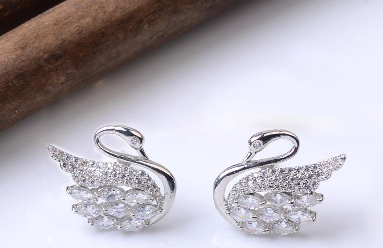 Hoa tai thiên nga đính đá khuyên nụ nổi bật sang chảnh