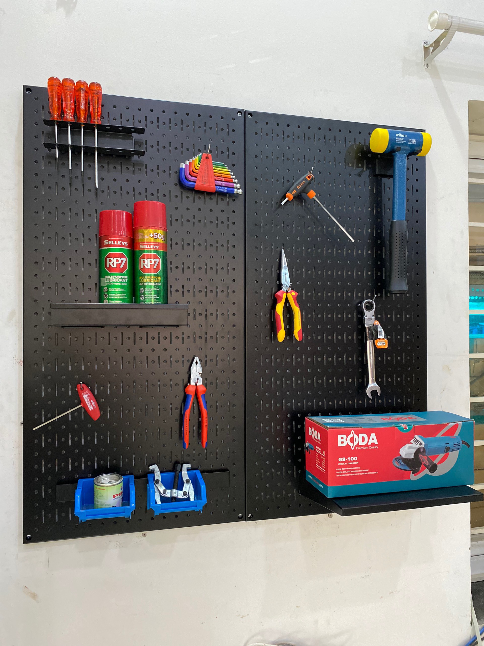 Tấm lưới đôi pegboard treo dọc màu đen kèm phụ kiện treo