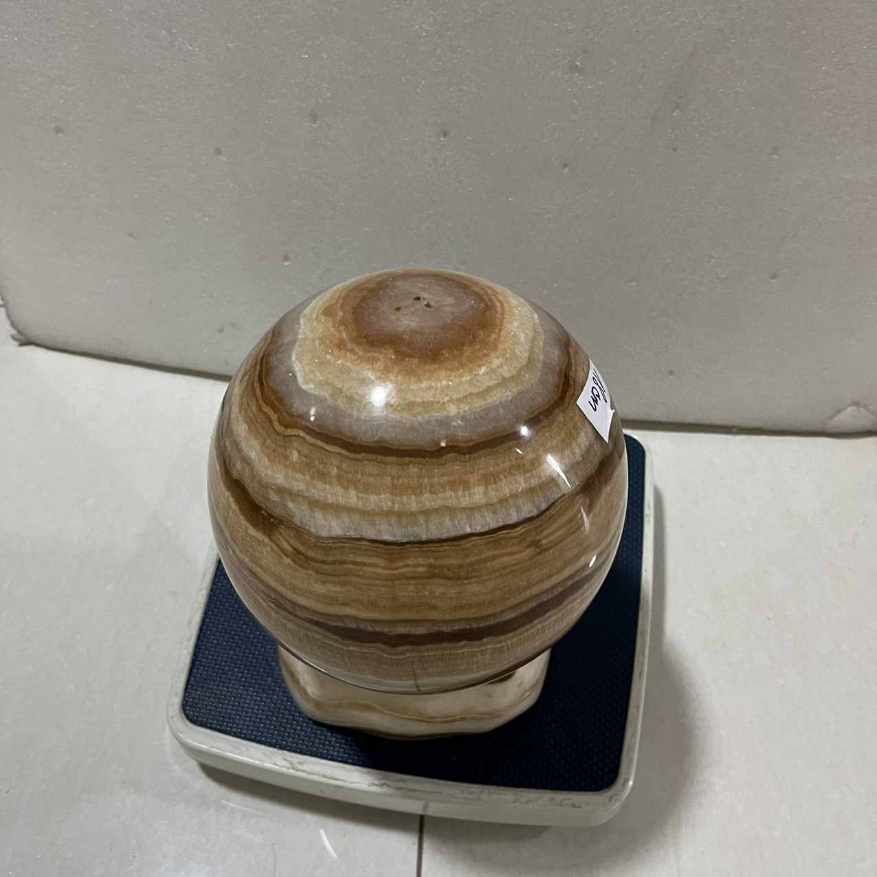Cầu bi đá tự nhiên đường kính 18 cm, nặng 11 kg có đế màu vàng vân cực đẹp cho người mệnh Kim và Thổ