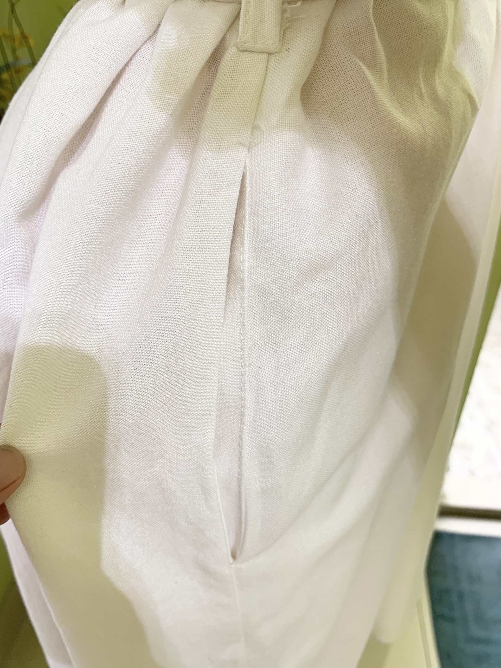 Đầm linen phong cách cổ trụ thêu họa tiết sành điệu