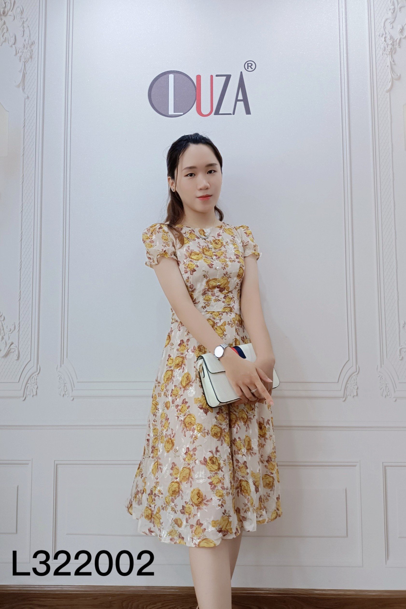 Váy hoa vàng khuy ngọc trai
