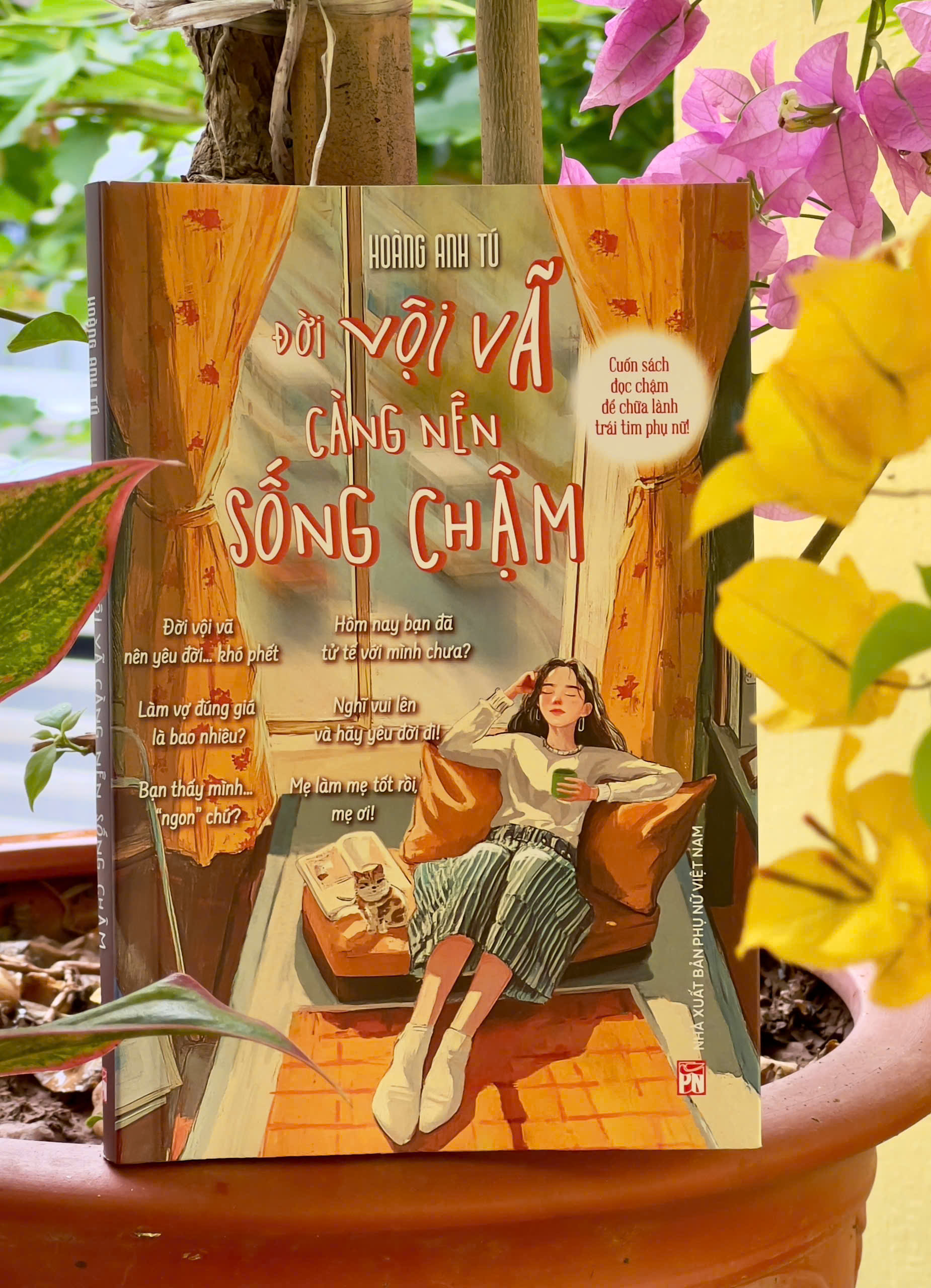 Sách - ĐỜI VỘI VÃ CÀNG NÊN SỐNG CHẬM – Cuốn sách đọc chậm để chữa lành trái tim phụ nữ - Hoàng Anh Tú