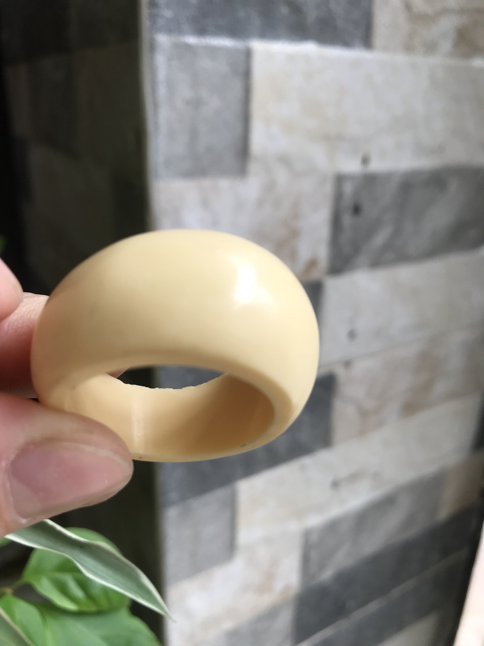 Nhẫn Nam Giả Ngà hay Xương Mỹ Nghệ Kiểu Bầu Tròn to phía trên dưới nhỏ màu trắng Ni 23mm Cao 18mm Dầy 8mm Dành Cho Các Anh Nam đeo nhẫn 23mm rẻ đẹp ạ