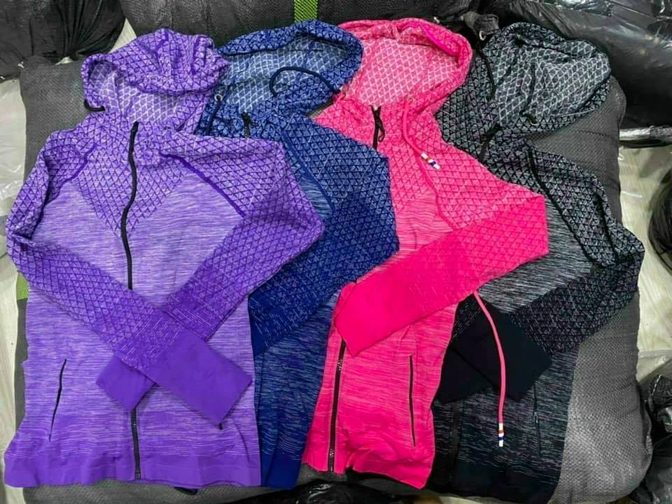 ÁO KHOÁC NỮ NHẸ, ÁO KHOÁC TẬP GYM,TẬP YOGA ,CHẠY BỘ 4 MÀU THỜI TRANG ( Có 2 túi ngoài dây kéo khóa )
