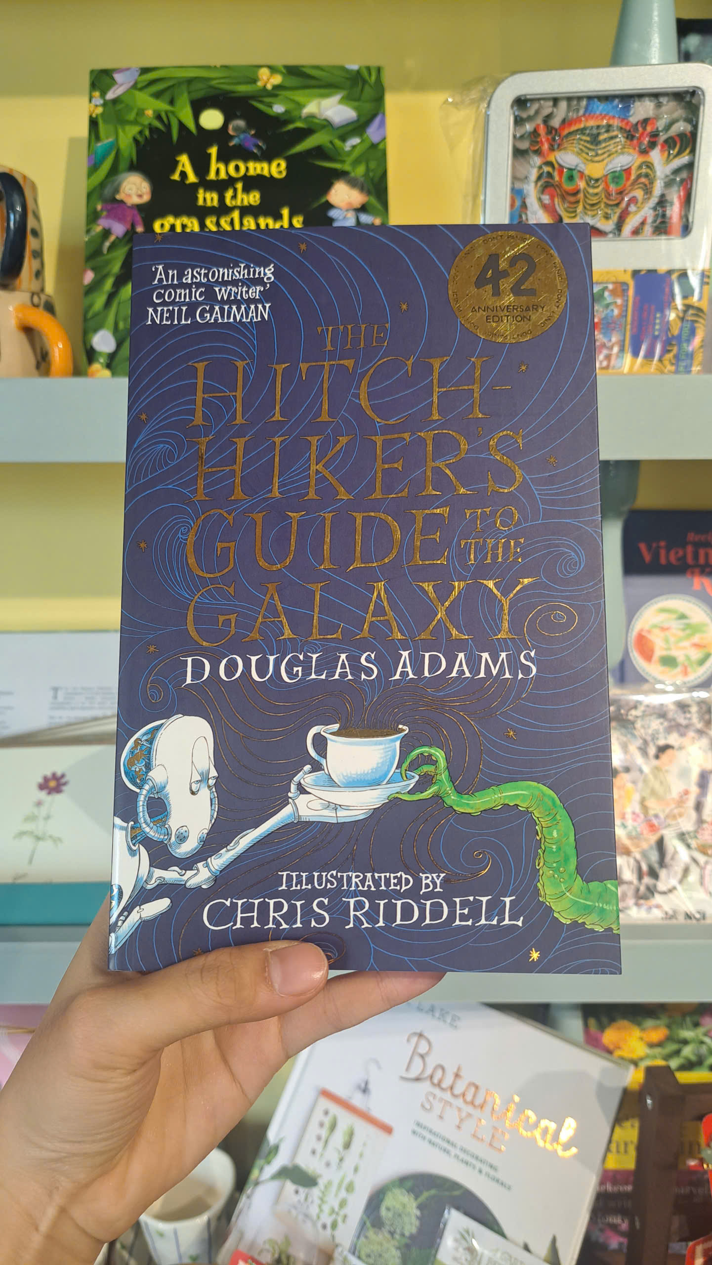 Sách - The Hitchhiker's Guide to the Galaxy by Douglas Adams | Science Fiction / Ngoại văn Nhập khẩu