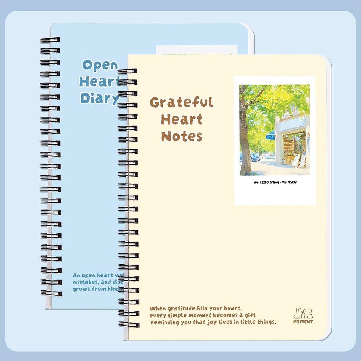 Sổ Lò Xo Bìa Bồi Present A7 - Kẻ Ngang - 200 Trang 70gsm - Hải Tiến 9530 (Mẫu Bìa Giao Ngẫu Nhiên)