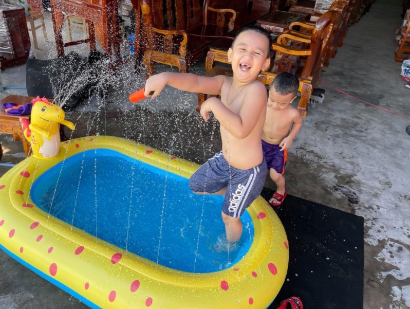 Bể bơi phao cho bé 1m7 không cần bơm điện bơm hơi có khủng long phun nước rất đẹp và vui nhộn