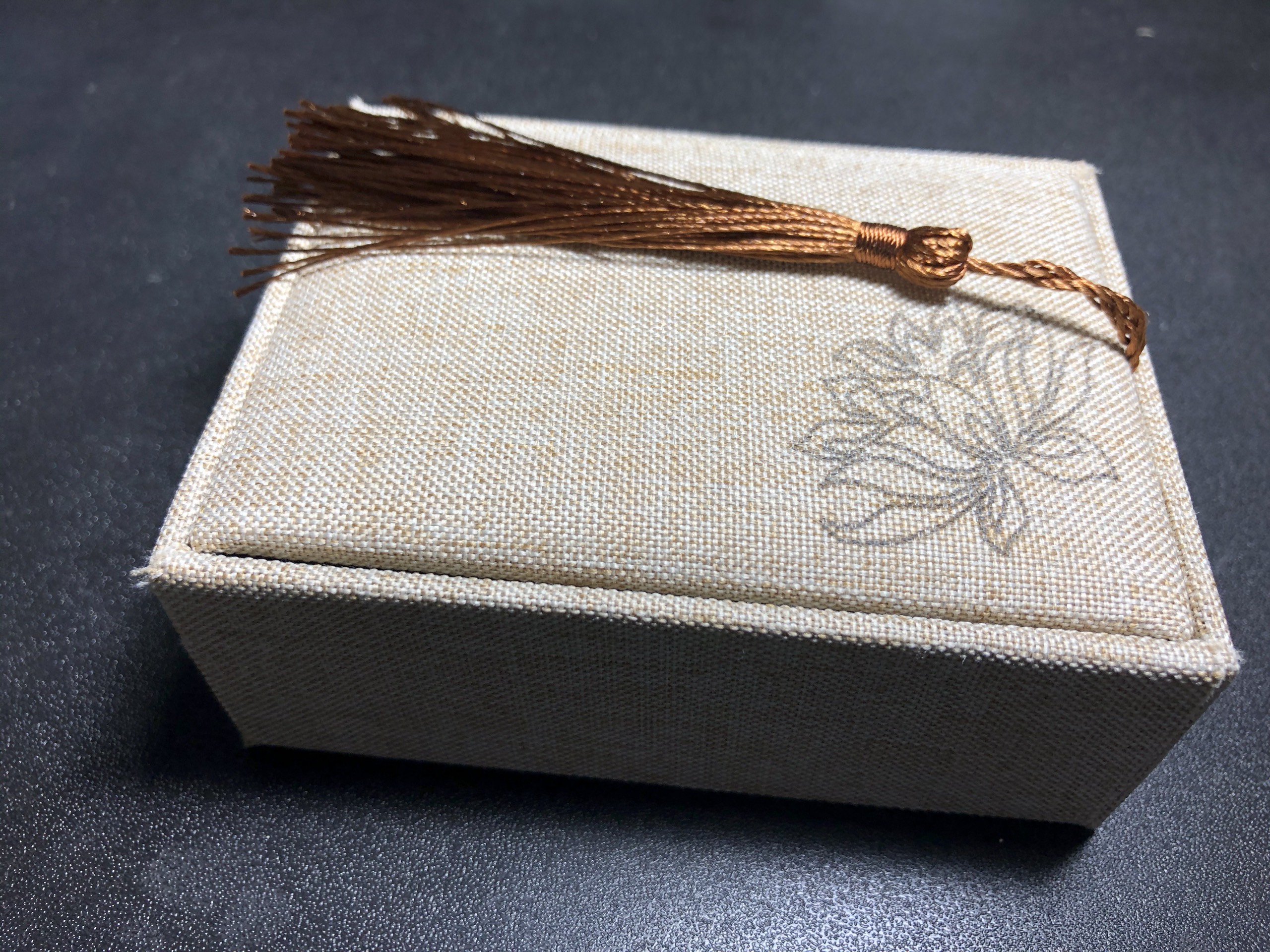 Hộp gấm hoa sen cao cấp 10x7x4 cm HANMYNGHE