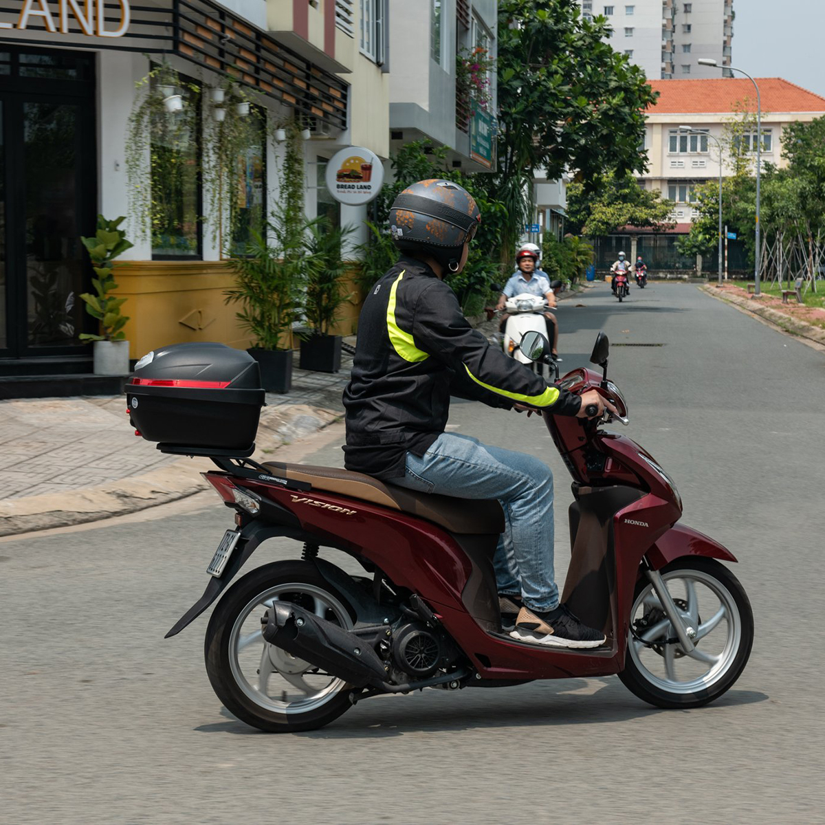 Thùng Givi B270N - 27 Lít (Kèm Ốc + Đế lắp đặt), phù hợp cho xe Honda, Yamaha, Suzuki,..