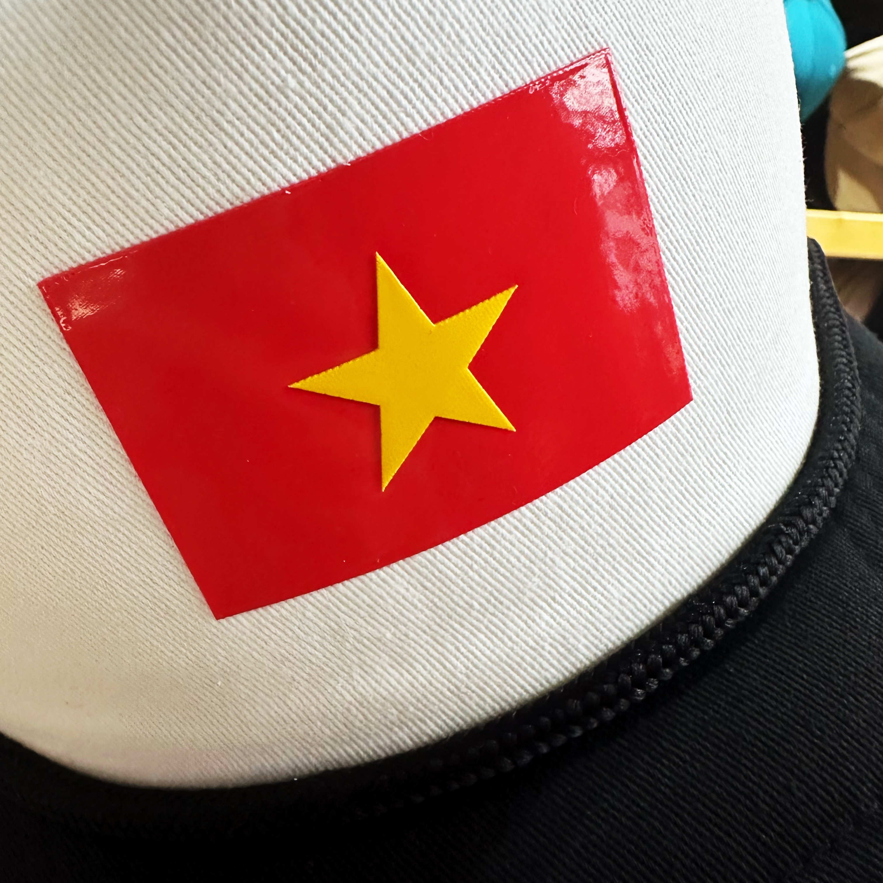 Nón Mút Foam Lưỡi Trai Vành Cong fom Trucker logo lá cờ Việt Nam chất liệu silicon nổi 3D LƯỚI  quai cài nút Brand One Hat - nón thuộc dòng gọn fom