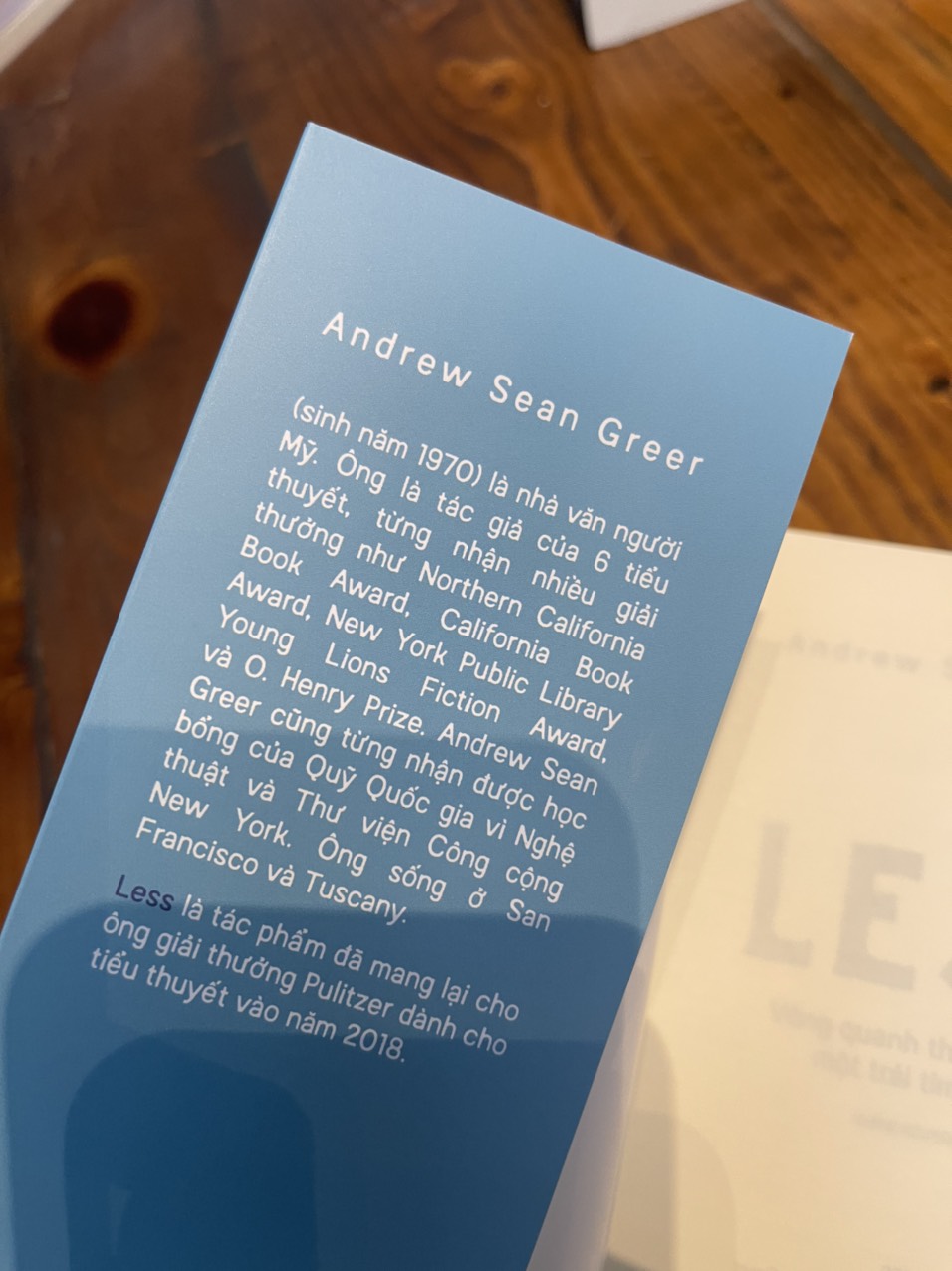 LESS VÒNG QUANH THẾ GIỚI CÙNG MỘT TRÁI TIM TAN VỠ - Andrew Sean Greer – Nhã Nam