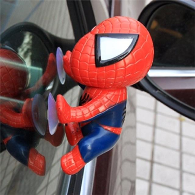 Người nhện bu bám xe