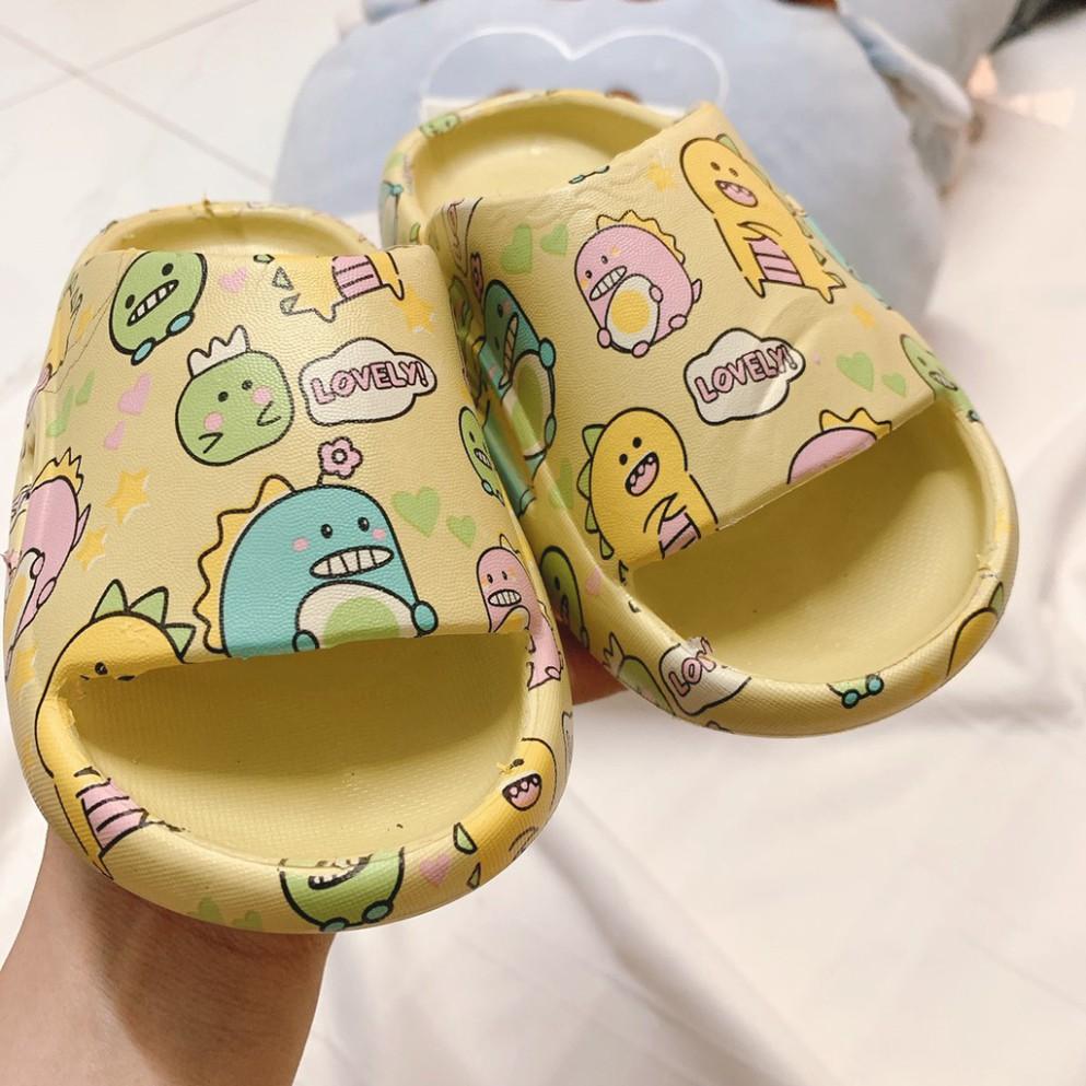 DÉP BÁNH MÌ HOẠ TIẾT KHỦNG LONG CUTE CHO BÉ- chất liệu tốt , mang êm chân và nâng chiều cao, đế dày chống trơn