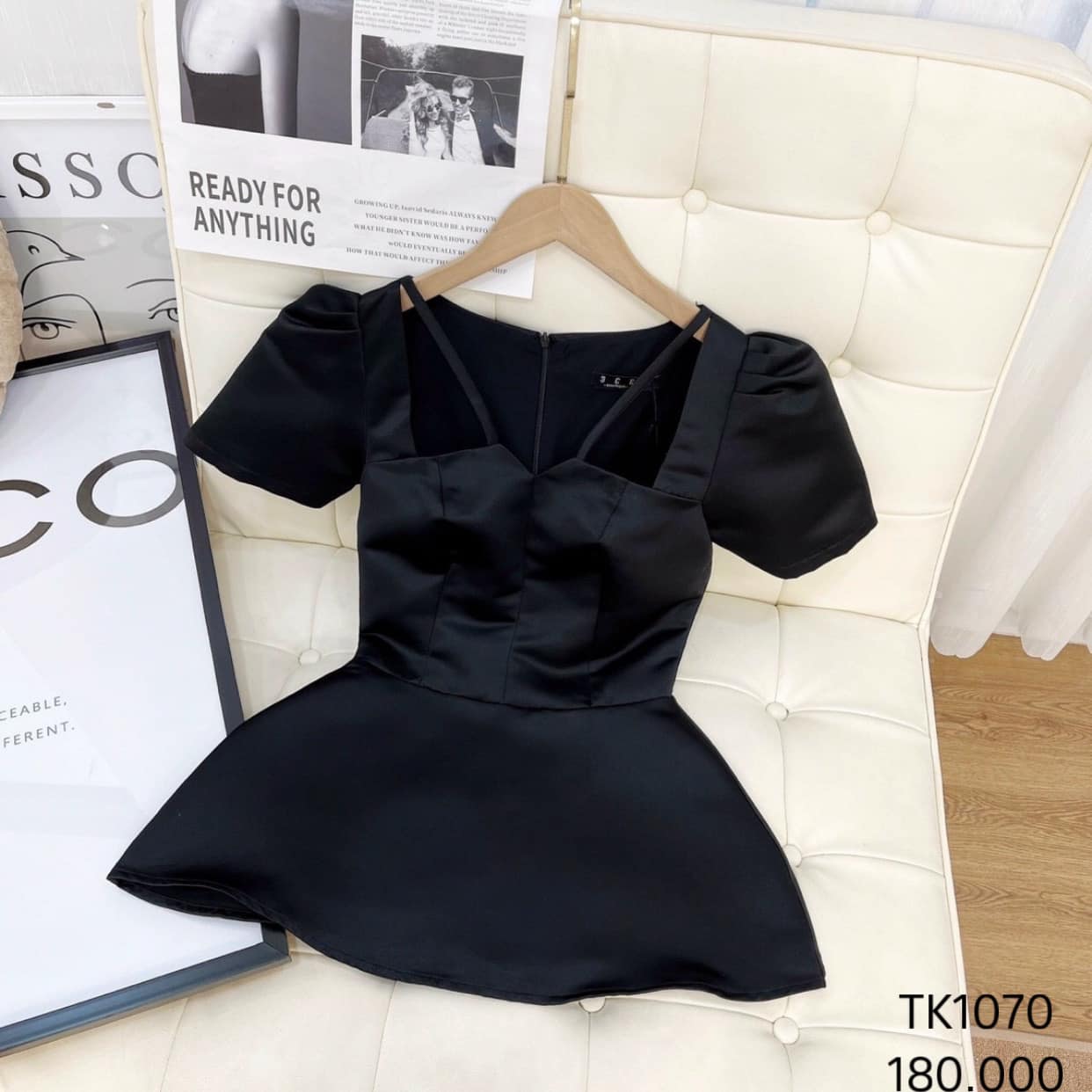 Áo peplum cổ chữ V cách điệu có 2 màu trắng, đen