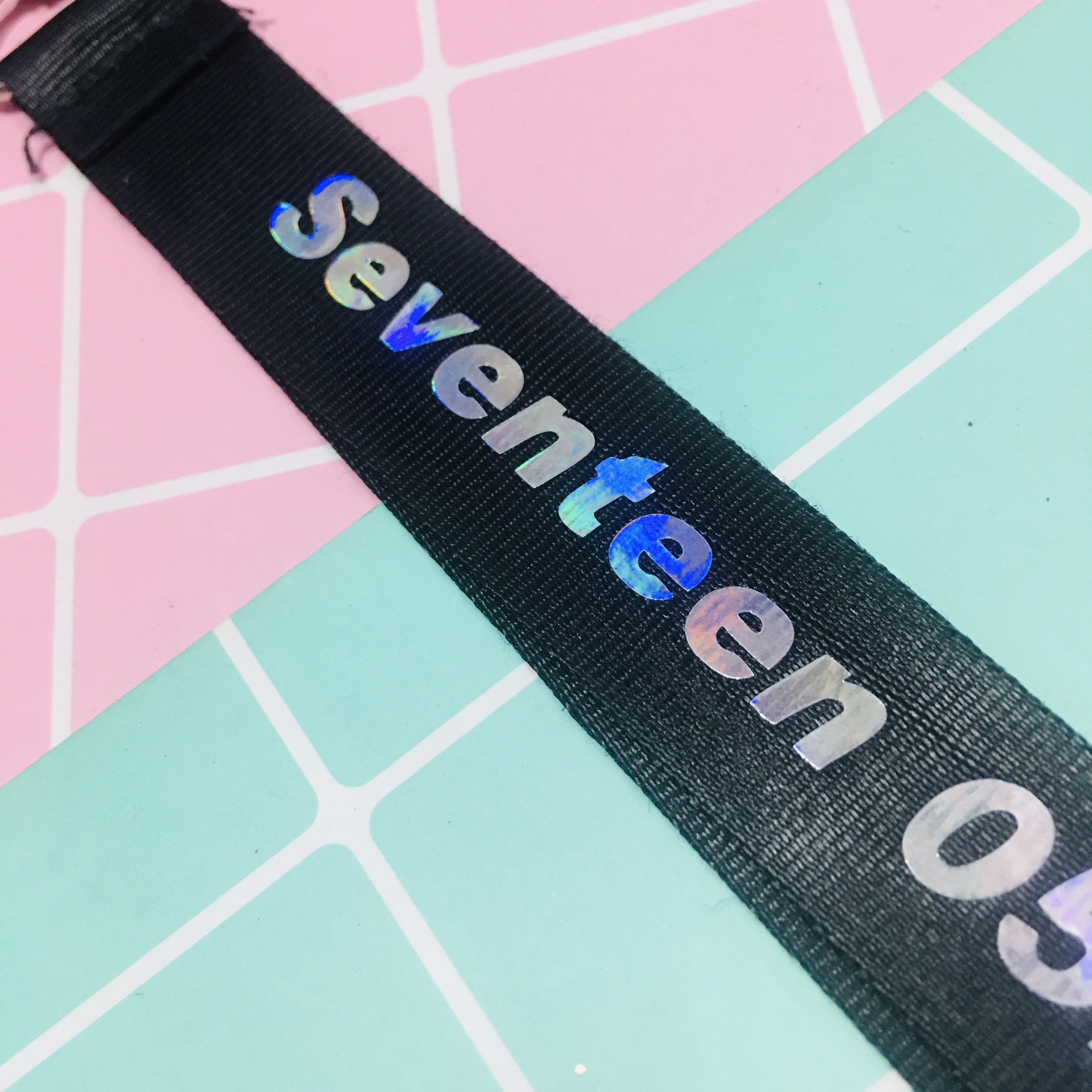 COMBO 2 Móc khoá nametag Seventeen chữ PHẢN QUANG KPOP