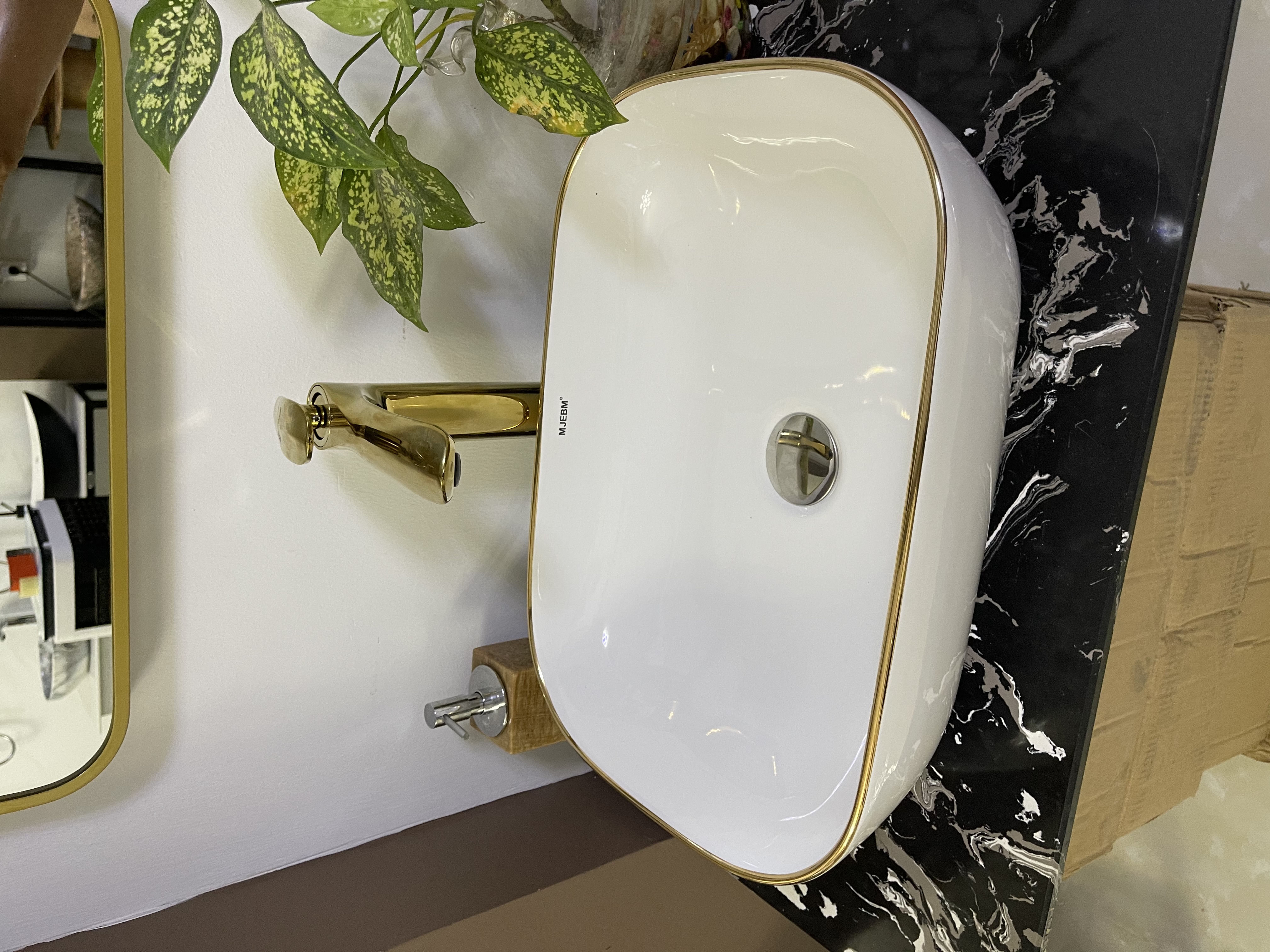 Lavabo đặt bàn viền vàng ( sale xả hàng )