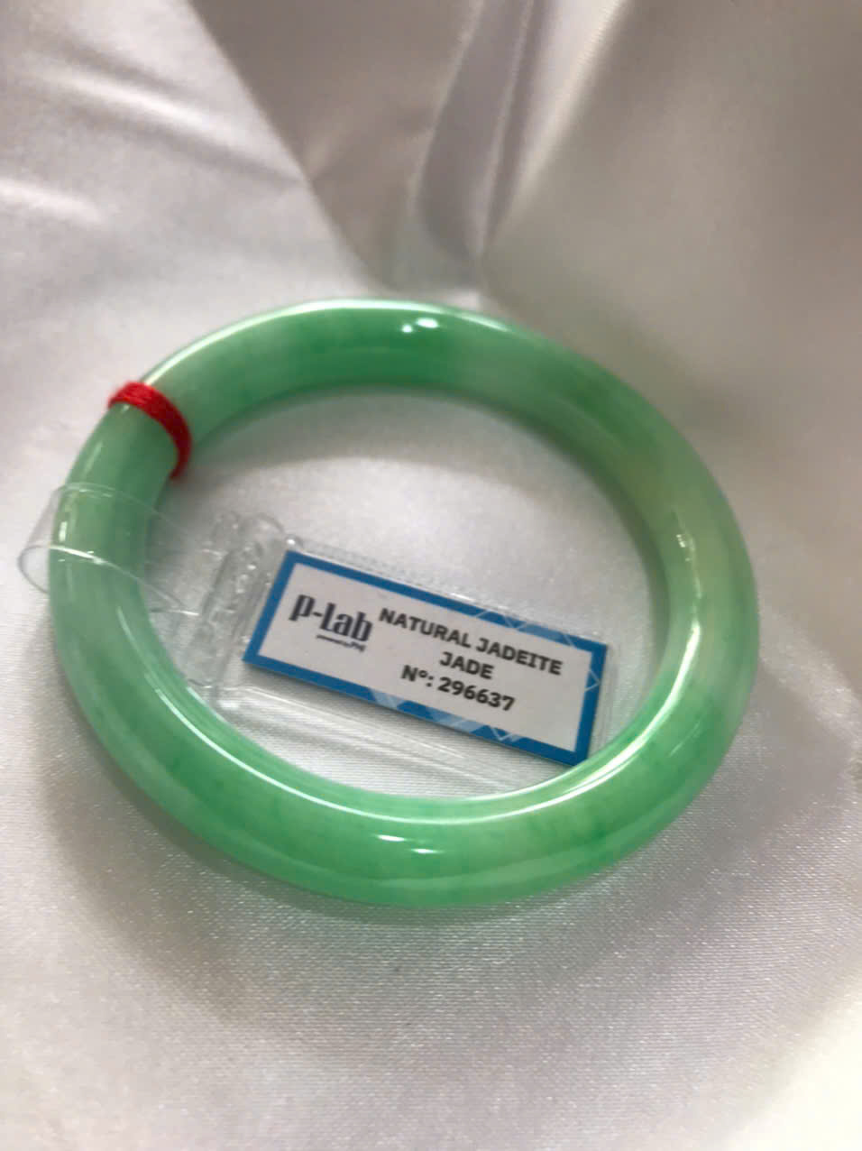 Chiếc Vòng Tay Đá Ngọc Cẩm Thạch Tự Nhiên Vip Lý Đẹp Ni 53mm x chột 8,2mm kiểm định kèm giấy chứng nhận P Lab Ni 296637 Màu Xanh Lý Tươi trắng xanh nhẹ bóng mượt sịn sang nữ 52kg - 60kg đeo ạ