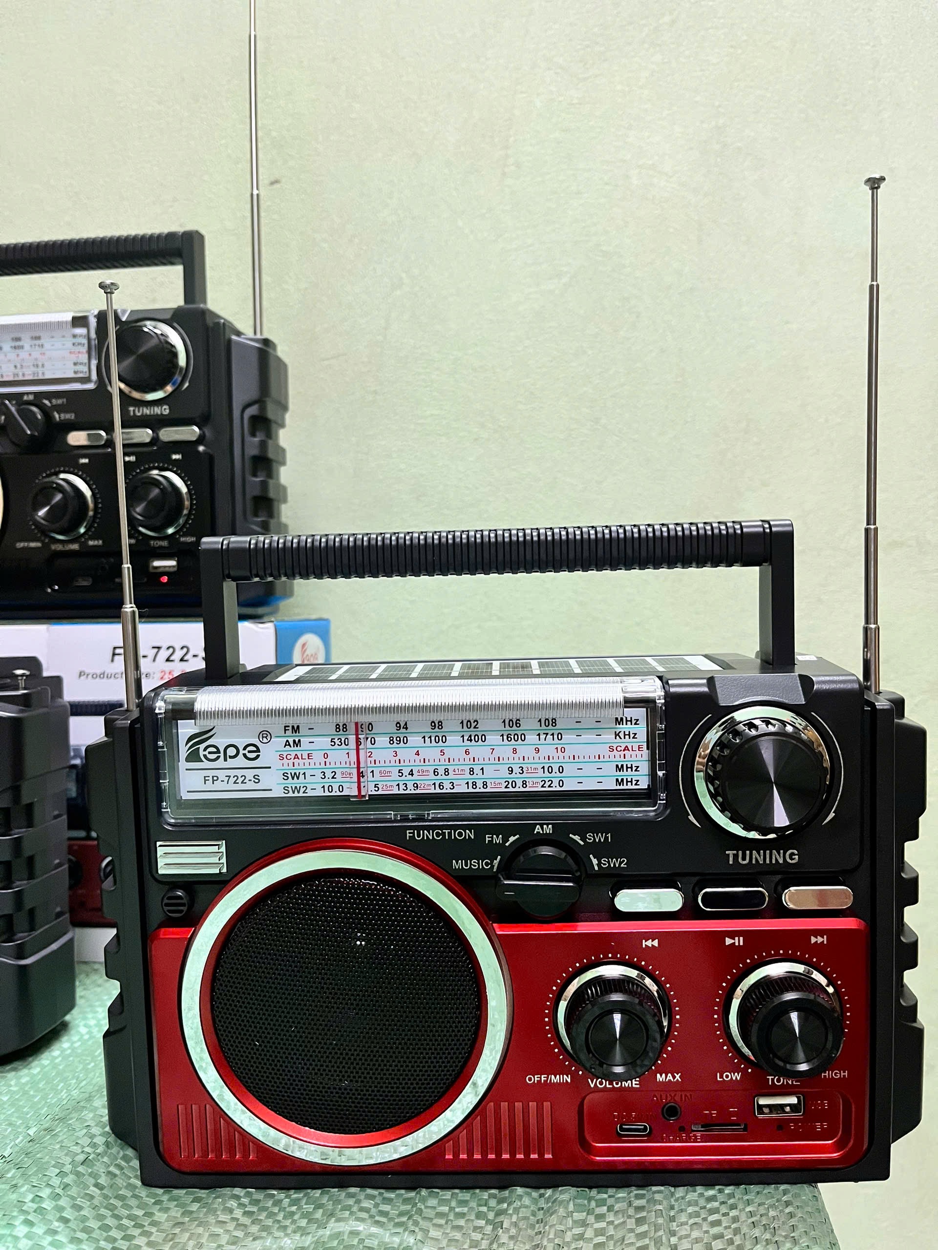Đài FM Radio Nghe Nhạc FEPE FP-722-S Bluetooth-Sạc Năng Lượng Mặt Trời,Thiết Kế Cổ Điển Sang Trọng ,2 Ăn-Ten Bắt Sóng Mạnh Hỗ Trợ USB và Thẻ Nhớ- Hàng Chính Hãng