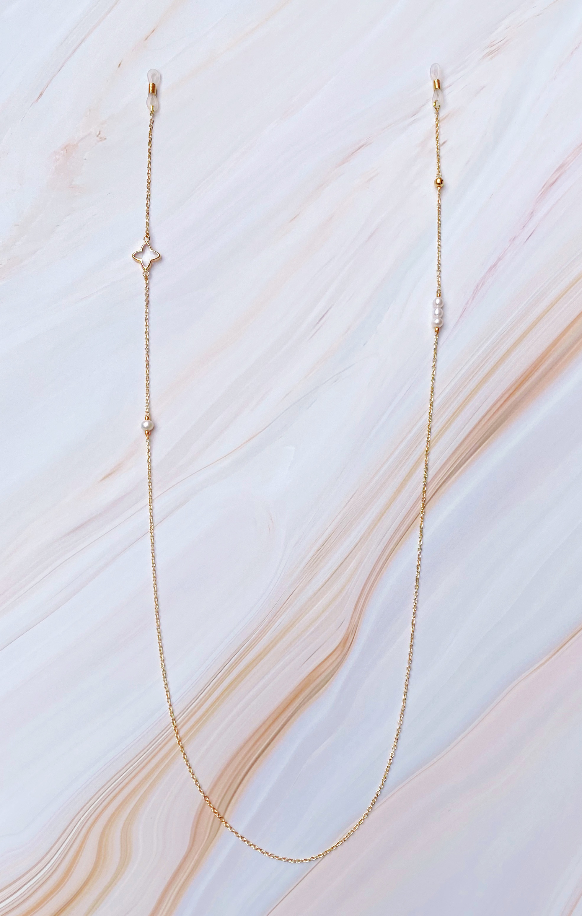 Dây kính chuỗi đeo gọng kính mix cỏ bốn lá và hạt châu không đối xứng ấn tượng dây chuyền giữ khẩu trang và tai nghe