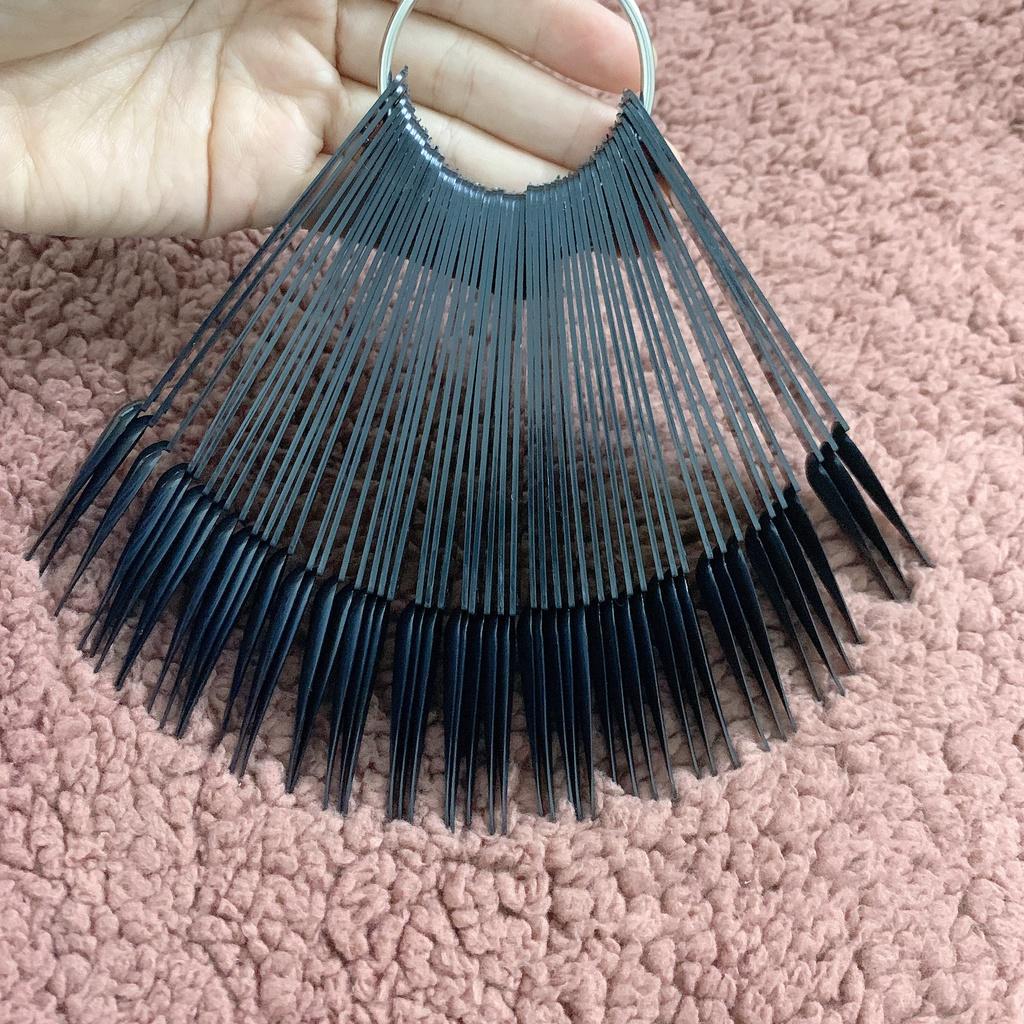 Móng que nhọn đen