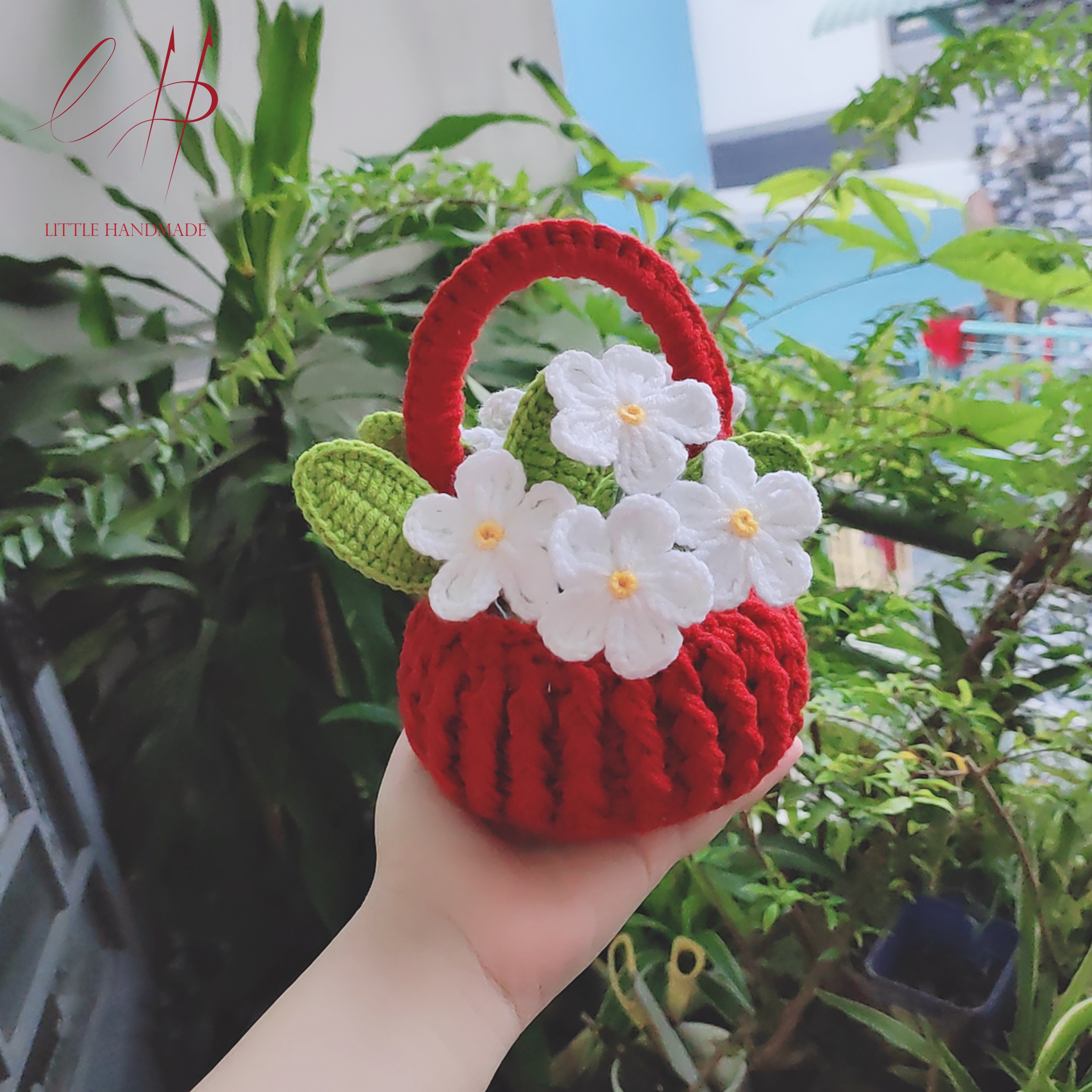 Giỏ hoa len lưu ly trắng handmade 11 cm x 19 cm