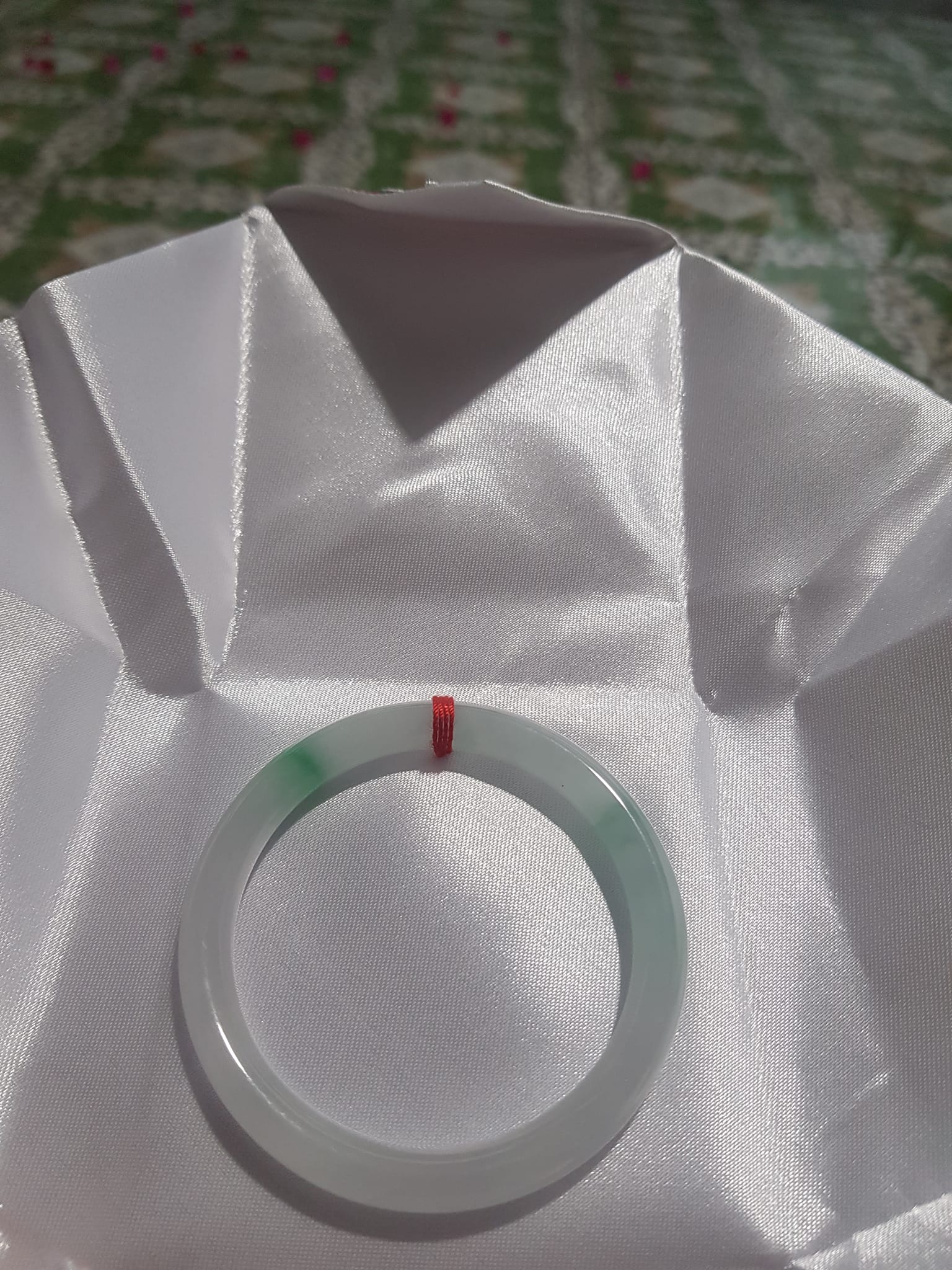 Vòng cẩm thạch tự nhiên Lý A 51mm x 7mm Màu Trắng Bóng 2 điểm xanh lý nhẹ đẹp sang Nữ Mệnh Kim mệnh Thủy 50kg - 57kg ạ