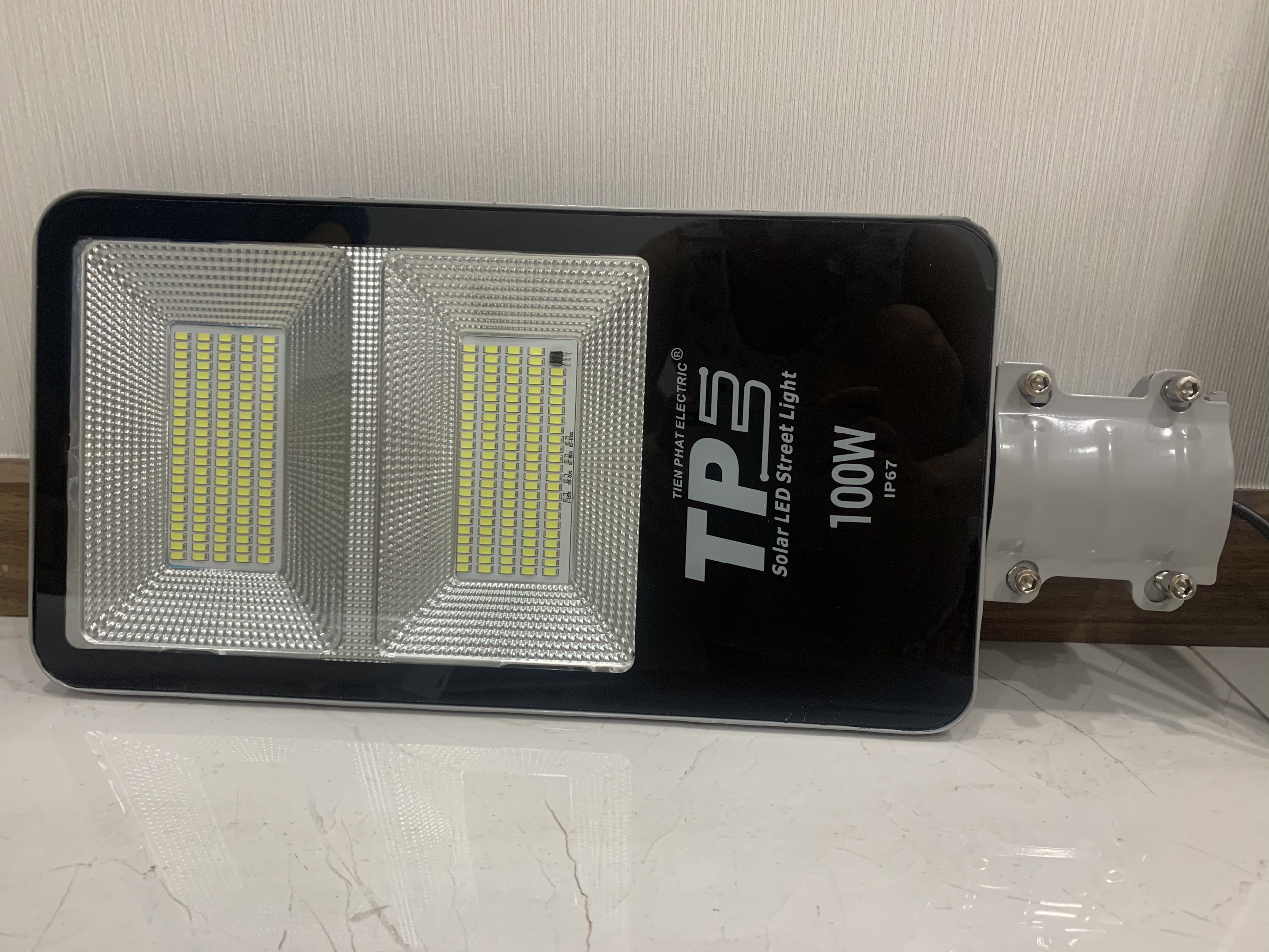 ĐÈN ĐƯỜNG NĂNG LƯỢNG MẶT TRỜI 100W