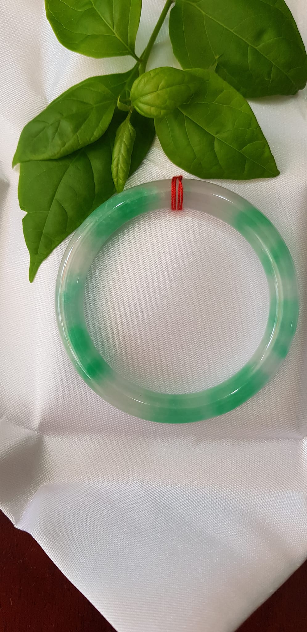 ️Vòng tay nữ đá Cẩm Thạch tự nhiên mới TR LÝ IC 52mm x chột 8mm vòng màu xanh trắng đều đẹp nữ 50kg - 54kg đeo ạ
