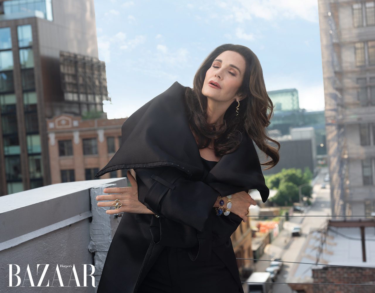 Tạp chí HARPER’S BAZAAR Tháng 12/2024 - LYNDA CARTER