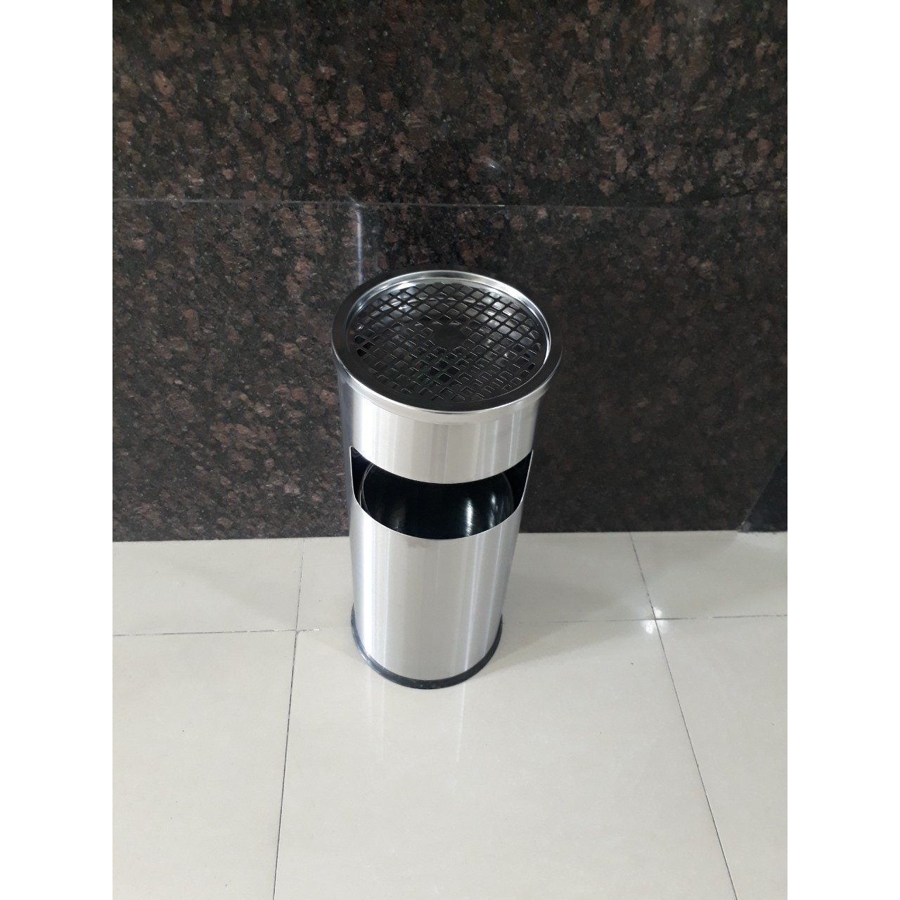 Thùng Rác Inox Có Gạt Tàn Hình Trụ Tròn Bên Trên Có Gạt Tàn Bên Trong Có Thùng Đựng Rác Bằng Tôn Hoa GEV35A